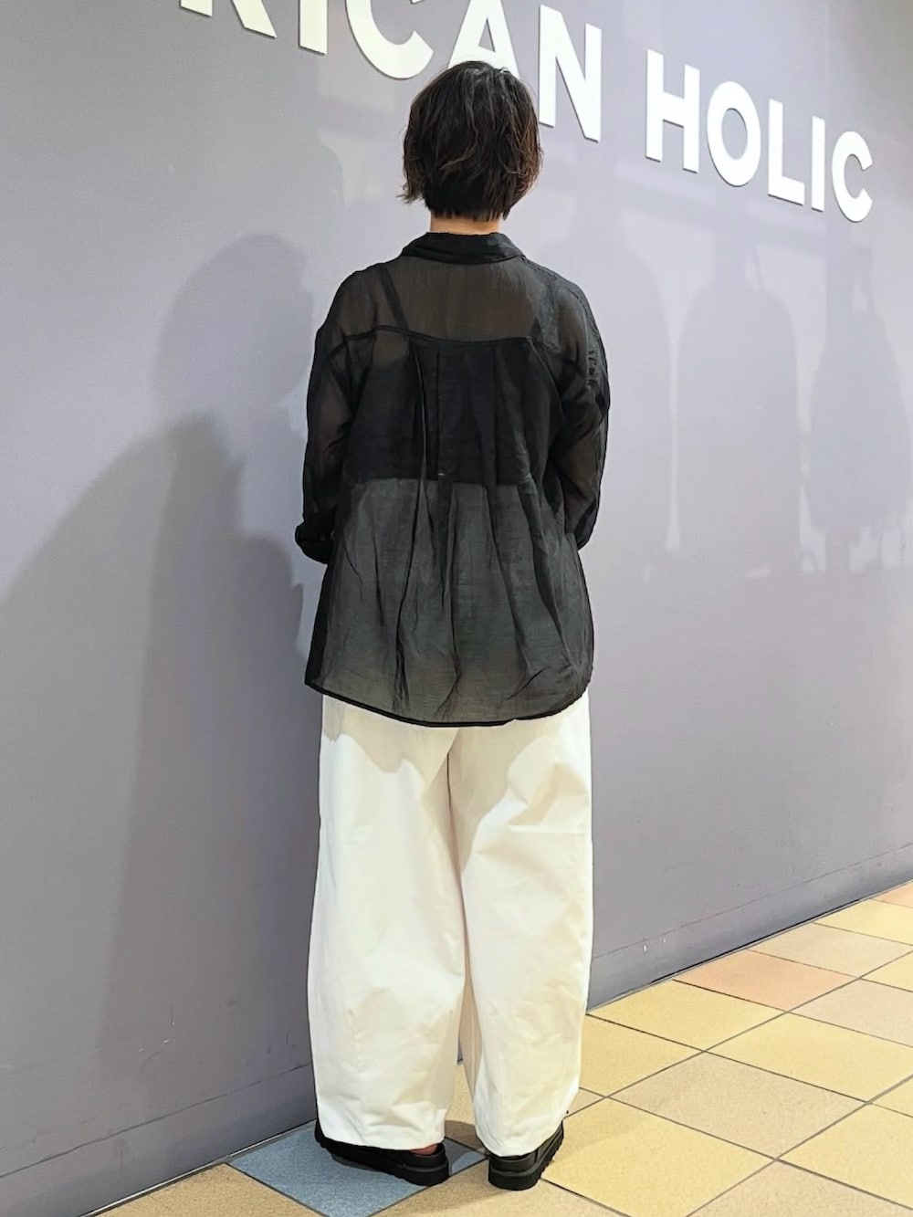 「アメリカンホリック、AMERICAN HOLIC、スノーパンツ、カーブパンツ、コクーンパンツ、シアーシャツ、シアーシャツコーデ、ハンドバッグ、シルバーバッグ、サンダル、バックルサンダル、モノトーンコーデ、シャツコーデ、パンツコーデ」|「AMERICAN HOLICのバックルフラットサンダル(サンダル、ブラック系)」を使った、ah.susuyuさん(骨格ストレート・レディース・157cm)の夏コーディネートの4枚目の写真