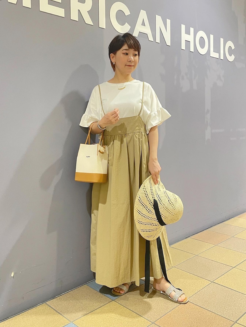 「キャミワンピ、キャミワンピース、キャミワンピコーデ、袖フリル、袖フリルトップス、袖フリルカットソー、ナチュラルコーデ、ペーパーハット、むぎわら帽子、ガーリーカジュアル、カジュアルコーデ、夏服、アメリカンホリック、AMERICAN HOLIC」|「AMERICAN HOLICの2Wayロゴキャンバスショルダーバッグ(ショルダーバッグ、ベージュ系)」を使った、ah.susuyuさん(骨格ストレート・レディース・158cm)の夏コーディネートの5枚目の写真