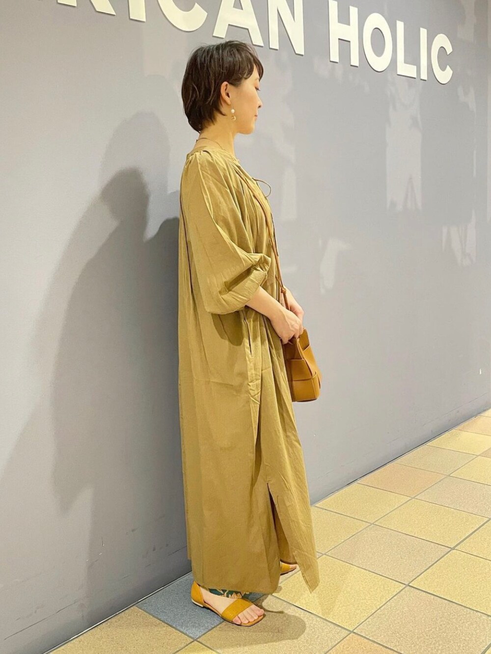 「柄パンツコーデ、柄パンツ、花柄パンツ、レイヤードコーデ、スキッパーワンピース、ワンピーススタイル、リゾートスタイル、ゆるコーデ、リラックスパンツ、リラックスコーデ、大人カジュアルコーデ、アメリカンホリック、サンダルコーデ、初夏コーデ、シアーワンピース」|「AMERICAN HOLICのオープントゥセパレートサンダル(型押し)(サンダル、イエロー系)」を使った、ah.susuyuさん(骨格ストレート・レディース・158cm)の春コーディネートの4枚目の写真