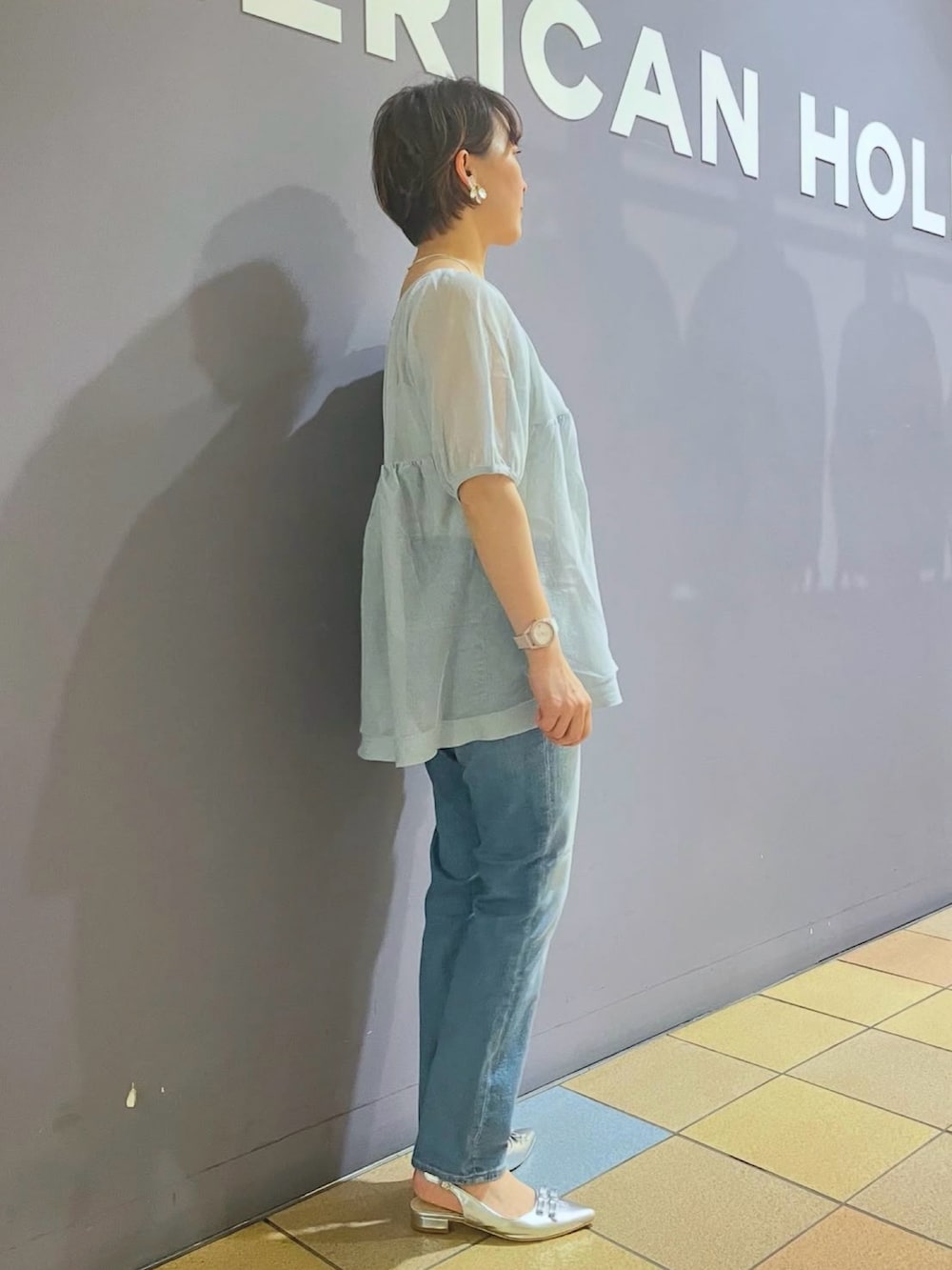 「アメリカンホリック、AMERICAN HOLIC、パフスリーブニット、パフスリーブ、デニムパンツ、テーパードデニム、ミュール、ミュールサンダル、フェミニン×カジュアル、フェミニンコーデ、ブルーコーデ、シルバーサンダル、シルバーアクセサリー、ライトブルー、サックスブルー」｜「AMERICAN HOLICのシアーパフスリーブニットプルオーバー（ニット/セーター、ブルー系）」を使った、ah.susuyuさん（骨格ストレート・レディース・157cm）の夏コーディネートの3枚目の写真