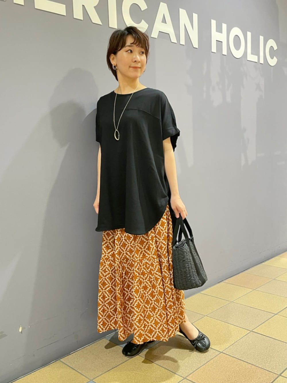 「プリントT、バックプリント、バックプリントTシャツ、チュニックTシャツ、フォトプリント、夏コーデ、お出かけコーデ、柄スカート、柄スカートコーデ、スカートスタイル、スカートコーデ、ブラック×オレンジ、大人カジュアルコーデ、アメリカンホリック、AMERICAN HOLIC」|「AMERICAN HOLICのフォトプリントカットチュニック(チュニック、ブラック系)」を使った、ah.susuyuさん(骨格ストレート・レディース・158cm)の夏コーディネートの2枚目の写真