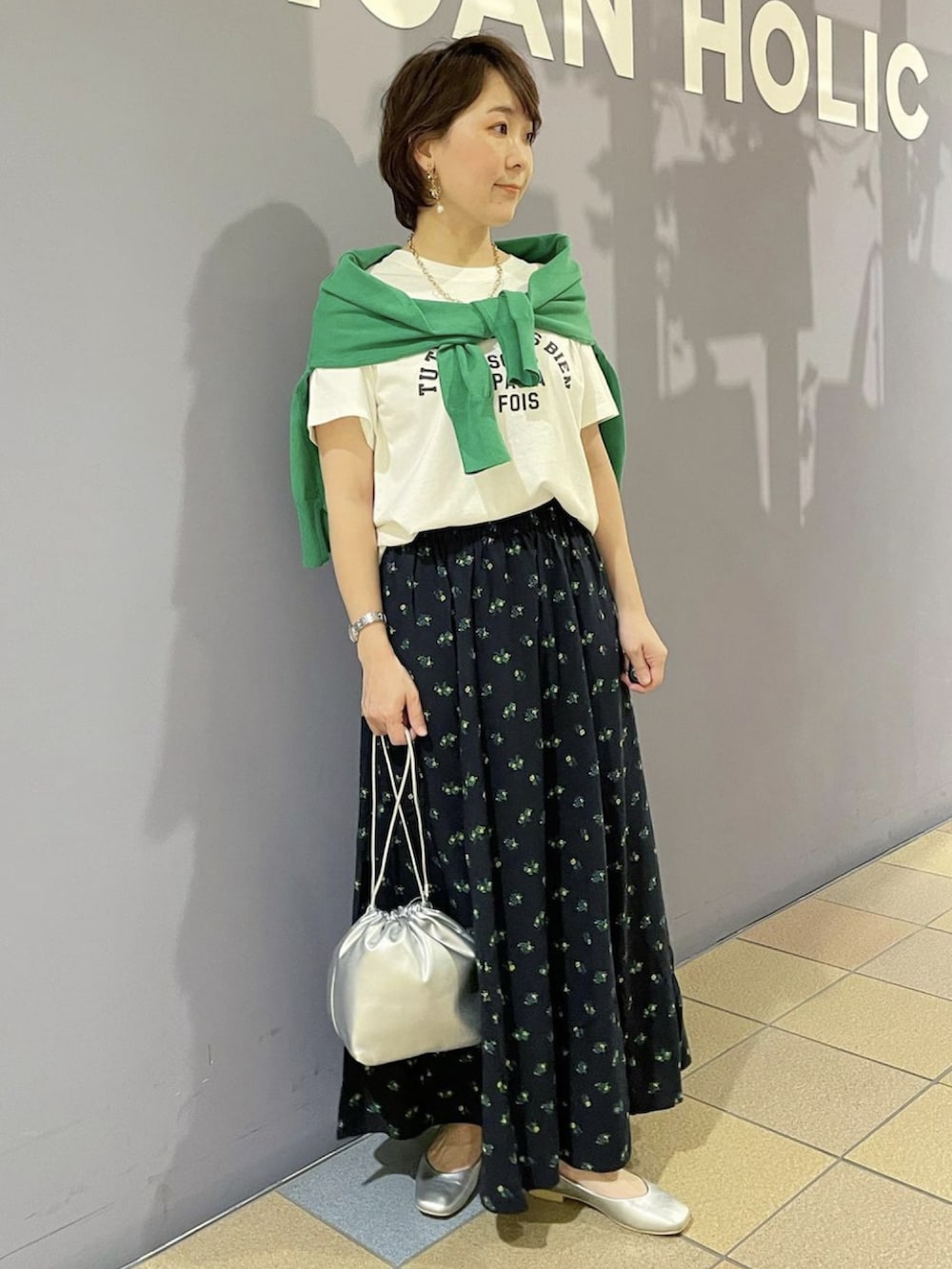 「休日コーデ、晴れの日コーデ、春夏コーデ、春カラースタイル、グリーンコーデ、グリーンカーディガン、カーディガンコーデ、カーディガン肩かけ、ロゴTシャツ、フレアスカート、小花柄スカート、巾着バッグ、カジュアルコーデ、オトナ女子、シルバーパンプス」|「AMERICAN HOLICのアソートロゴカット半袖プルオーバー(Tシャツ/カットソー、ホワイト系)」を使った、ah.susuyuさん(骨格ストレート・レディース・158cm)の春コーディネートの4枚目の写真
