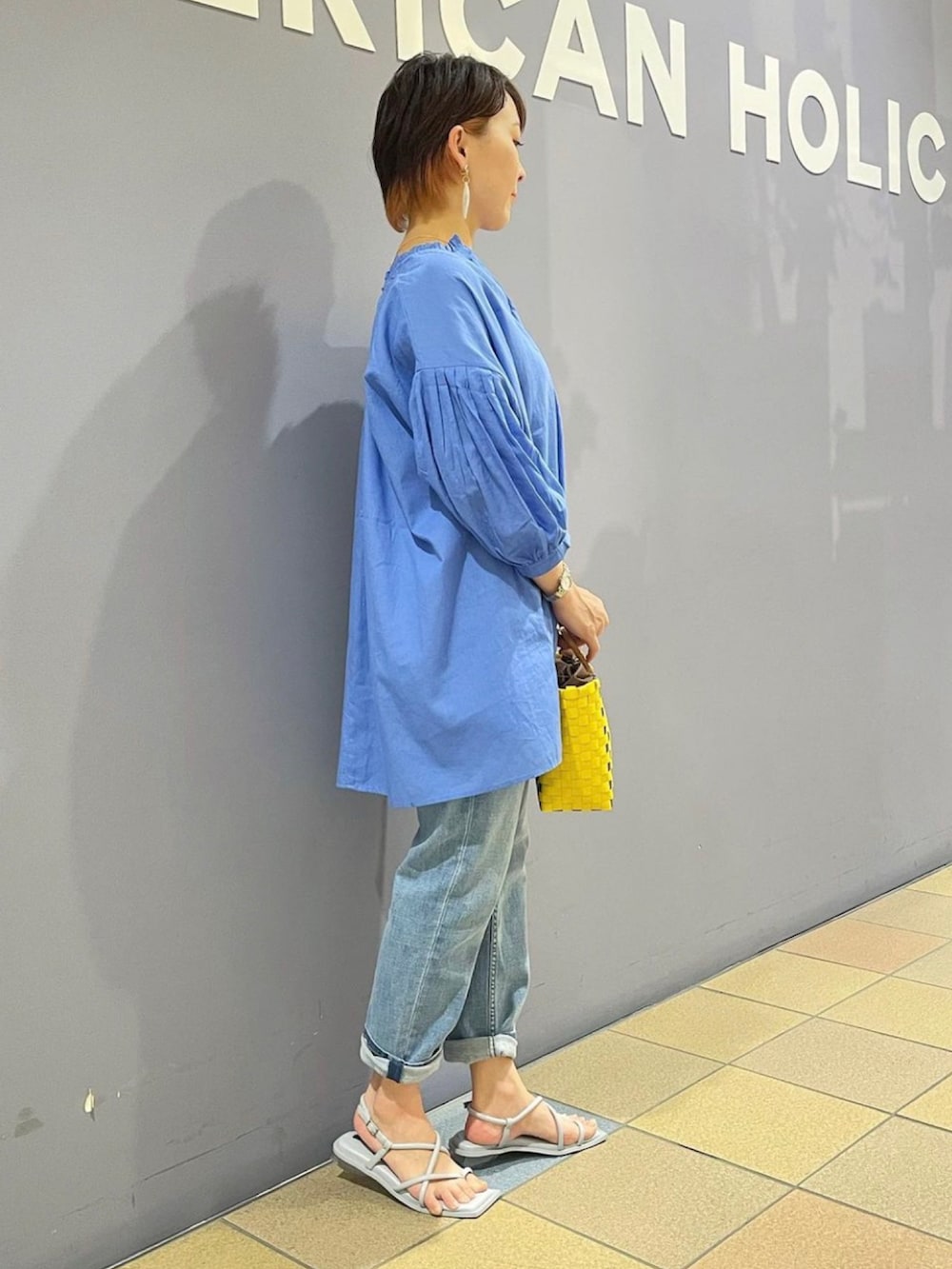 「テーパードデニム、デニムコーデ、デニムパンツ、フリルブラウス、ボリューム袖ブラウス、ブラウスコーデ、羽織シャツ、ブルーコーデ、ブルートーン、サンダルコーデ、晩夏コーデ、アメリカンホリック、AMERICAN HOLIC」｜「AMERICAN HOLICのウッドハンドルカゴＢＡＧ（ハンドバッグ、イエロー系）」を使った、ah.susuyuさん（骨格ストレート・レディース・158cm）の秋コーディネートの3枚目の写真