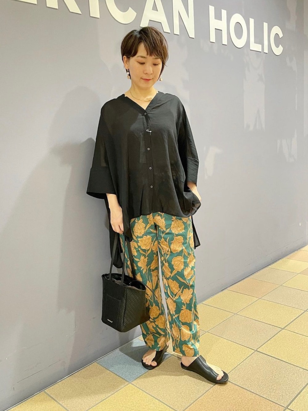 「シアーシャツ、シアーシャツコーデ、Vネックシャツ、柄パンツ、花柄パンツ、柄パンツコーデ、カジュアルコーデ、初夏コーデ、楽チンコーデ、リラックスパンツ、アメリカンホリック、AMERICAN HOLIC、トングサンダル、カジュアルスタイル」｜「AMERICAN HOLICの２way型押しトートバッグ（トートバッグ、ブラック系）」を使った、ah.susuyuさん（骨格ストレート・レディース・158cm）の春コーディネートの5枚目の写真
