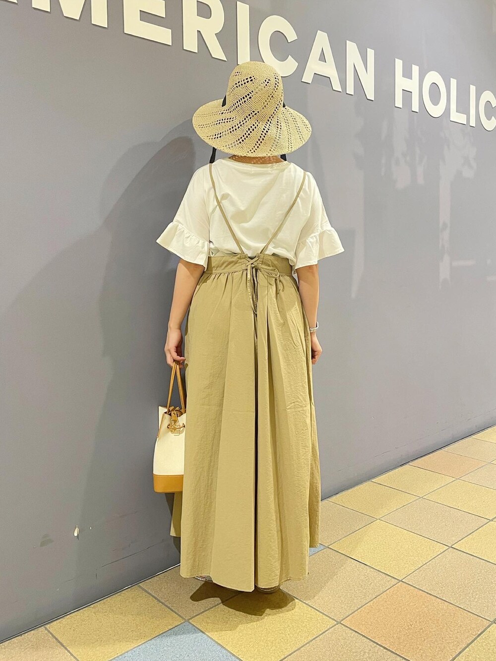 「キャミワンピ、キャミワンピース、キャミワンピコーデ、袖フリル、袖フリルトップス、袖フリルカットソー、ナチュラルコーデ、ペーパーハット、むぎわら帽子、ガーリーカジュアル、カジュアルコーデ、夏服、アメリカンホリック、AMERICAN HOLIC」|「AMERICAN HOLICの2Wayロゴキャンバスショルダーバッグ(ショルダーバッグ、ベージュ系)」を使った、ah.susuyuさん(骨格ストレート・レディース・158cm)の夏コーディネートの4枚目の写真