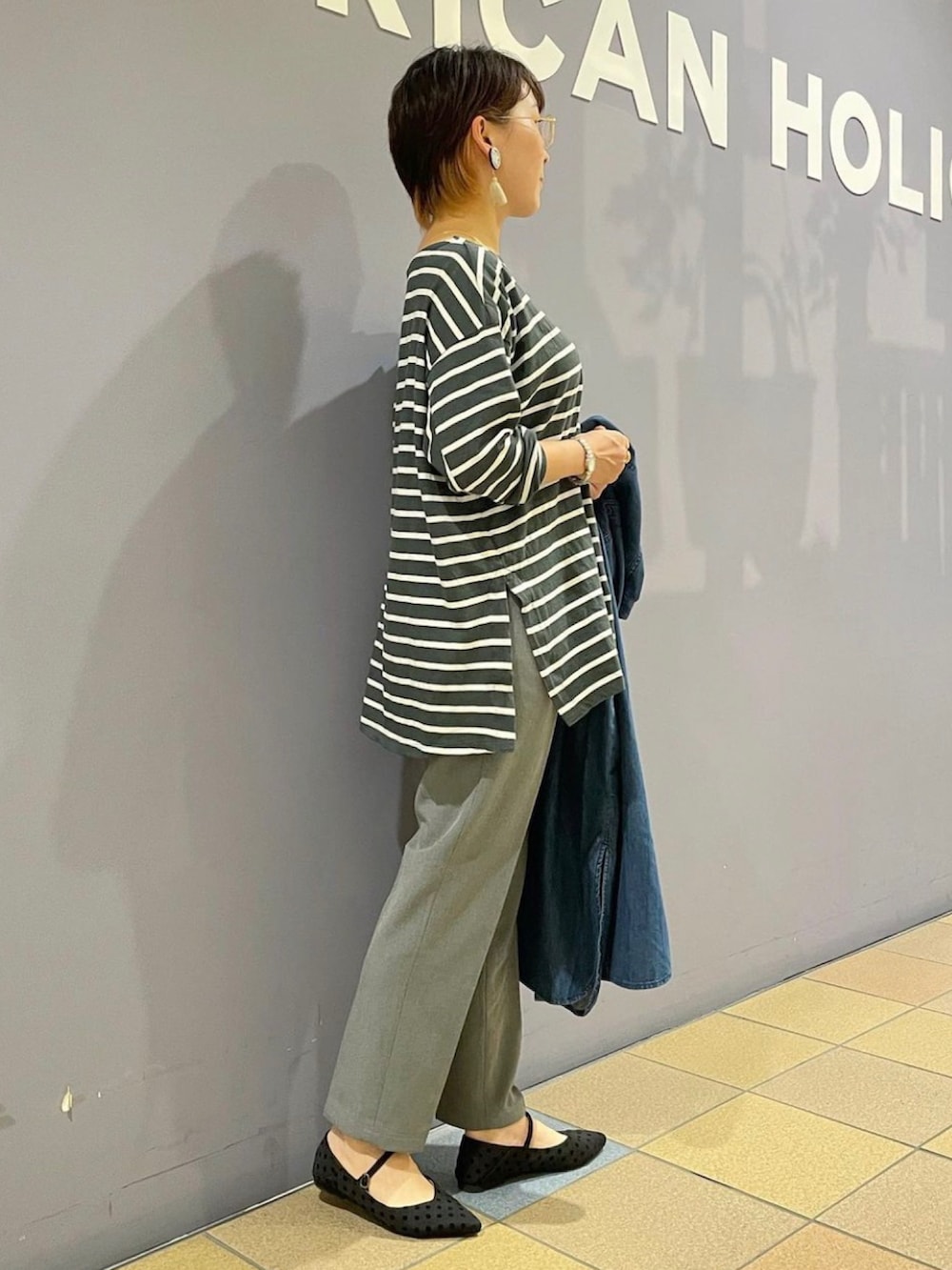 「秋服まるっと大公開、デニムワンピース、デニムシャツワンピース、秋🍁コーデ、羽織りワンピース、ボーダーチュニック、ボーダーカットソー、テーパードパンツ、テーパードパンツコーデ、テーパードシルエット、キレイめカジュアル、アメリカンホリック、AMERICAN HOLIC」｜「AMERICAN HOLICの美・美・美テーパードパンツ（その他パンツ、グレー系）」を使った、ah.susuyuさん（骨格ストレート・レディース・158cm）の秋コーディネートの2枚目の写真