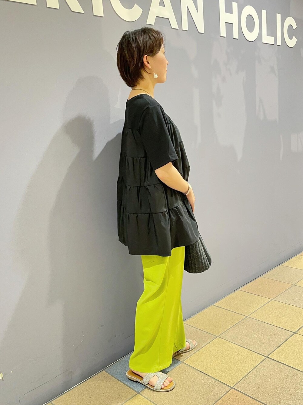 「カラーパンツコーデ、カラーパンツ　グリーン、センタープレスパンツ、ワイドパンツ、接触冷感パンツ、リラックスカジュアル、ティアードフリルトップス、ティアードカットソー、プチプラコーデ、大人カジュアルコーデ、サンダルコーデ、アメリカンホリック、AMERICAN HOLIC、パンツコーデ」｜「AMERICAN HOLICのカゴＢＡＧ（ハンドバッグ、ブラック系）」を使った、ah.susuyuさん（骨格ストレート・レディース・158cm）の春コーディネートの2枚目の写真