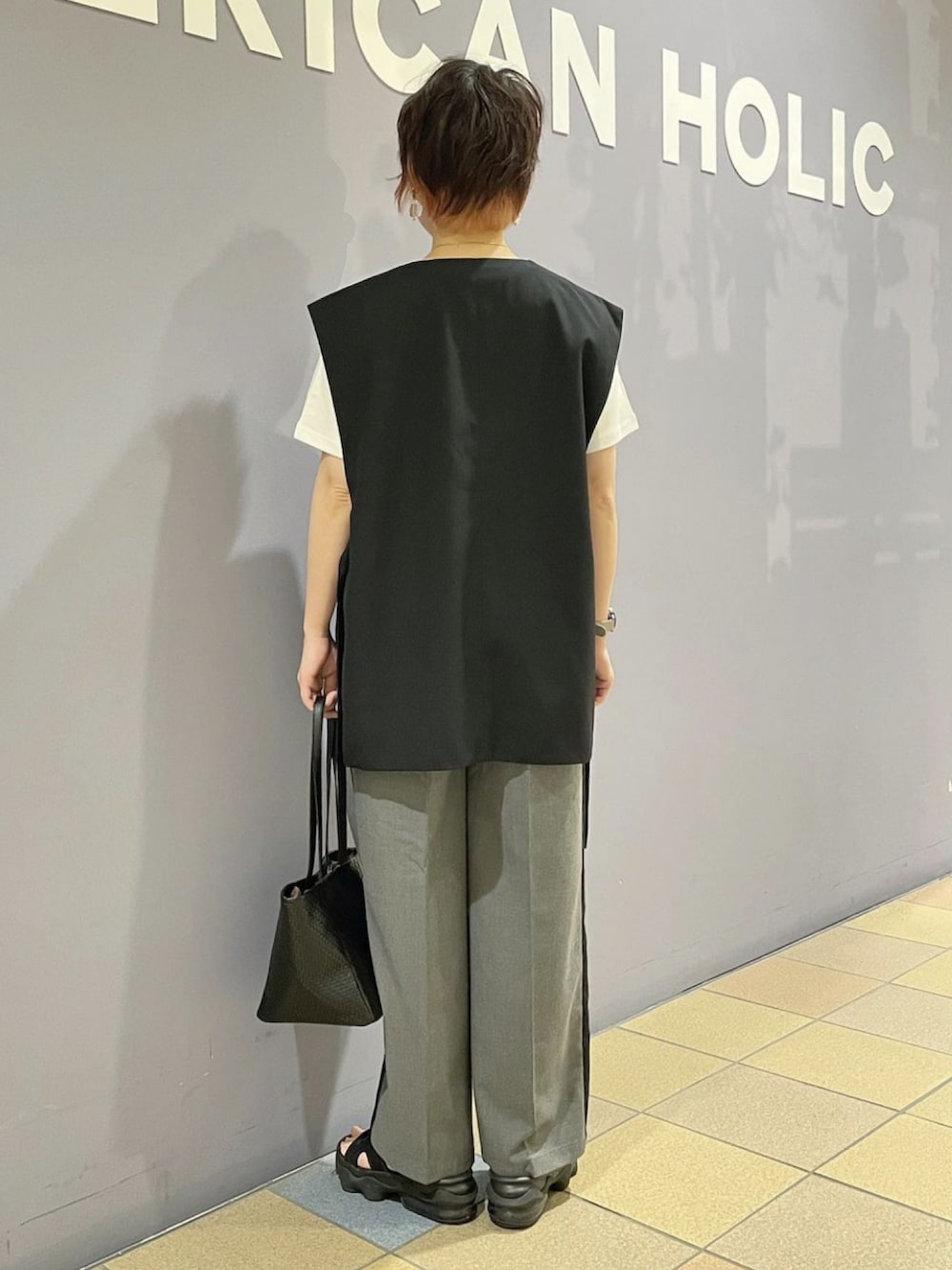 「ベストコーデ、ベストスタイル、ベスト×Tシャツ、レイヤード、ベストレイヤード、刺繍ロゴ、ロゴTシャツ、サイドライン、サイドラインパンツ、ワイドパンツ、ワイドパンツ グレー、ハンサムショート、センタープレスパンツ、アメリカンホリック、AMERICAN HOLIC」｜「AMERICAN HOLICのサイドラインワイドパンツ（その他パンツ、グレー系）」を使った、ah.susuyuさん（骨格ストレート・レディース・158cm）の夏コーディネートの5枚目の写真