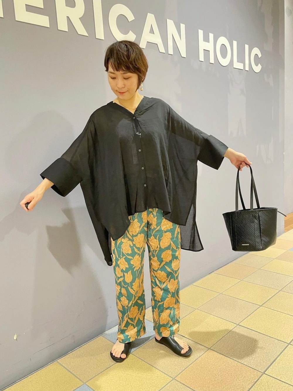 「シアーシャツ、シアーシャツコーデ、Vネックシャツ、柄パンツ、花柄パンツ、柄パンツコーデ、カジュアルコーデ、初夏コーデ、楽チンコーデ、リラックスパンツ、アメリカンホリック、AMERICAN HOLIC、トングサンダル、カジュアルスタイル」｜「AMERICAN HOLICの２way型押しトートバッグ（トートバッグ、ブラック系）」を使った、ah.susuyuさん（骨格ストレート・レディース・158cm）の春コーディネートの4枚目の写真