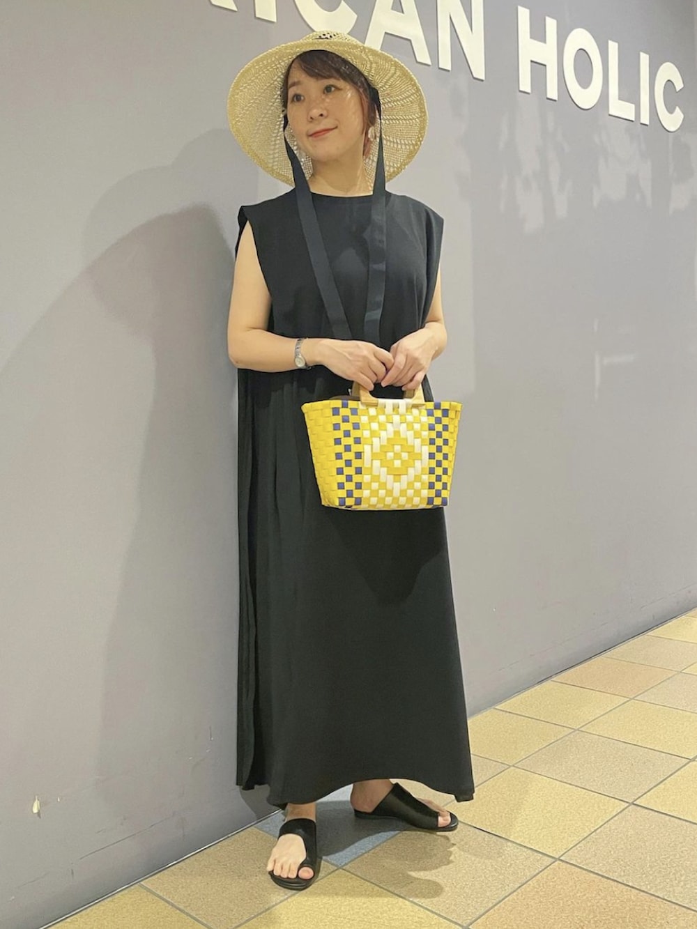 「ワンピースコーデ、夏ワンピース、夏ワンピ、プリーツワンピース、サイドプリーツ、サイドプリーツワンピース、異素材ワンピース、夏コーデ、ペーパーハット、ウッドハンドルバッグ、トングサンダル、キレイめカジュアル、おでかけコーデ、アメリカンホリック、AMERICAN HOLIC」|「AMERICAN HOLICのウッドハンドルカゴBAG(ハンドバッグ、イエロー系)」を使った、ah.susuyuさん(骨格ストレート・レディース・158cm)の夏コーディネートの5枚目の写真