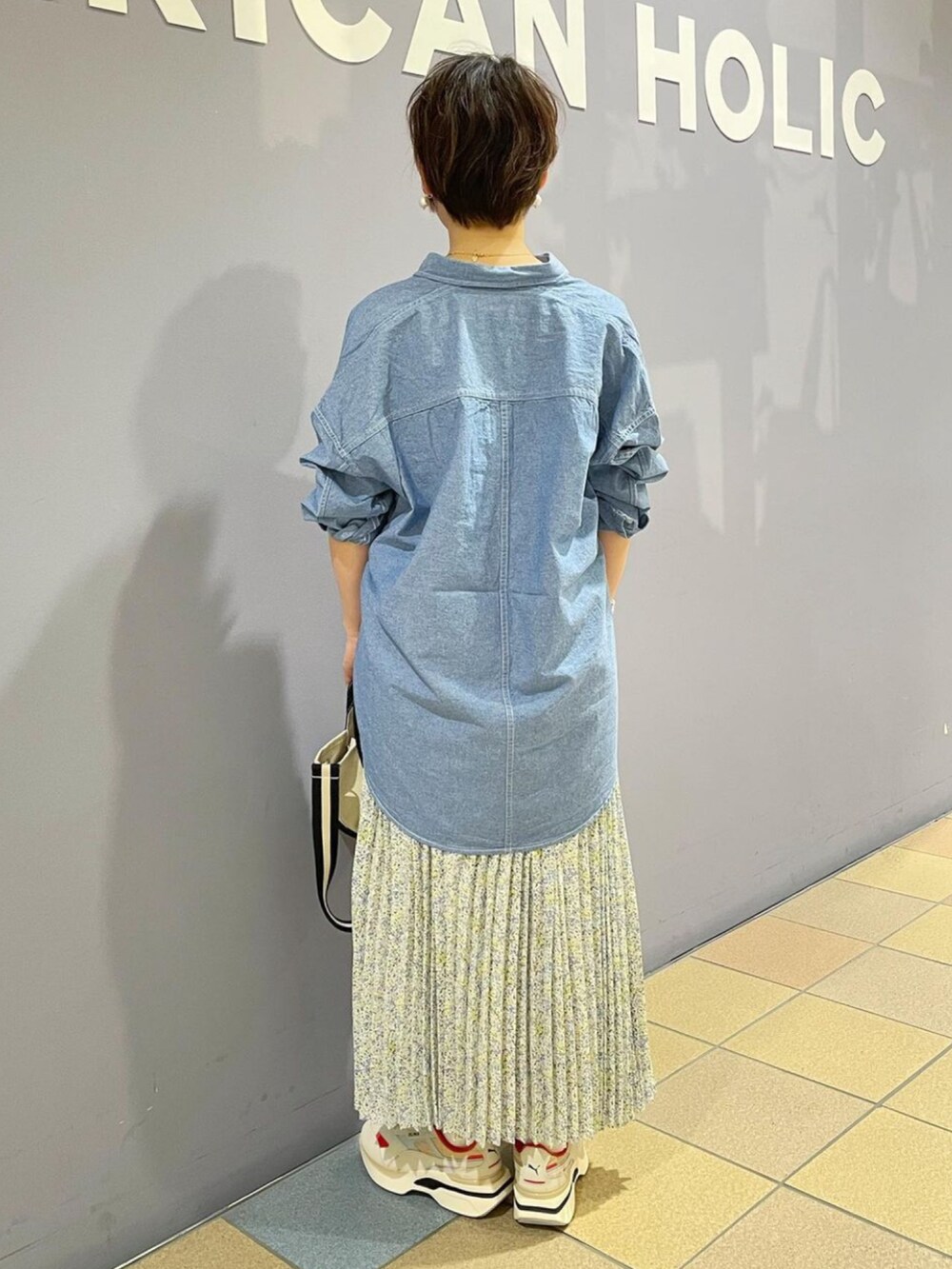 「ダンガリーシャツ、デニムシャツコーデ、半袖、ロゴTシャツ、花柄スカート、花柄スカートコーデ、カジュアルミックス、スニーカースタイル、アメリカンホリック、アメホリ、春夏コーデ、春夏アイテム、お花見コーデ、ミニトート」｜「AMERICAN HOLICのソフトシフォンプリーツスカート（スカート、その他）」を使った、ah.susuyuさん（骨格ストレート・レディース・158cm）の春コーディネートの3枚目の写真