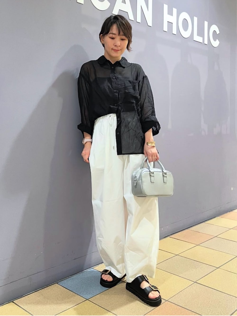 「アメリカンホリック、AMERICAN HOLIC、スノーパンツ、カーブパンツ、コクーンパンツ、シアーシャツ、シアーシャツコーデ、ハンドバッグ、シルバーバッグ、サンダル、バックルサンダル、モノトーンコーデ、シャツコーデ、パンツコーデ」|「AMERICAN HOLICのバックルフラットサンダル(サンダル、ブラック系)」を使った、ah.susuyuさん(骨格ストレート・レディース・157cm)の夏コーディネートの2枚目の写真