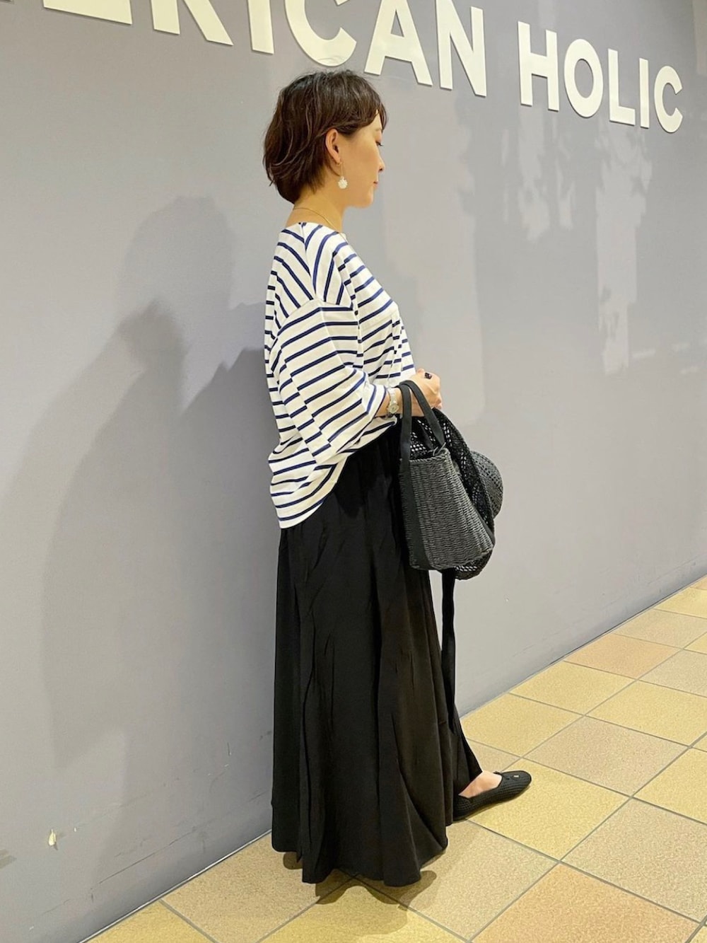 「モノトーンコーデ、ボーダーTシャツ、ボーダーカットソー、ボーダーコーデ、モノトーンスタイル、ペーパーハット、カゴBAG、ニットパンプス、初夏コーデ、キレイめカジュアル、大人カジュアルコーデ、アメリカンホリック、フレアスカートコーデ、ロングスカートコーデ、AMERICAN HOLIC」|「AMERICAN HOLICの3Dメッシュソフトニットバレエシューズ(バレエシューズ、ブラック系)」を使った、ah.susuyuさん(骨格ストレート・レディース・158cm)の夏コーディネートの2枚目の写真