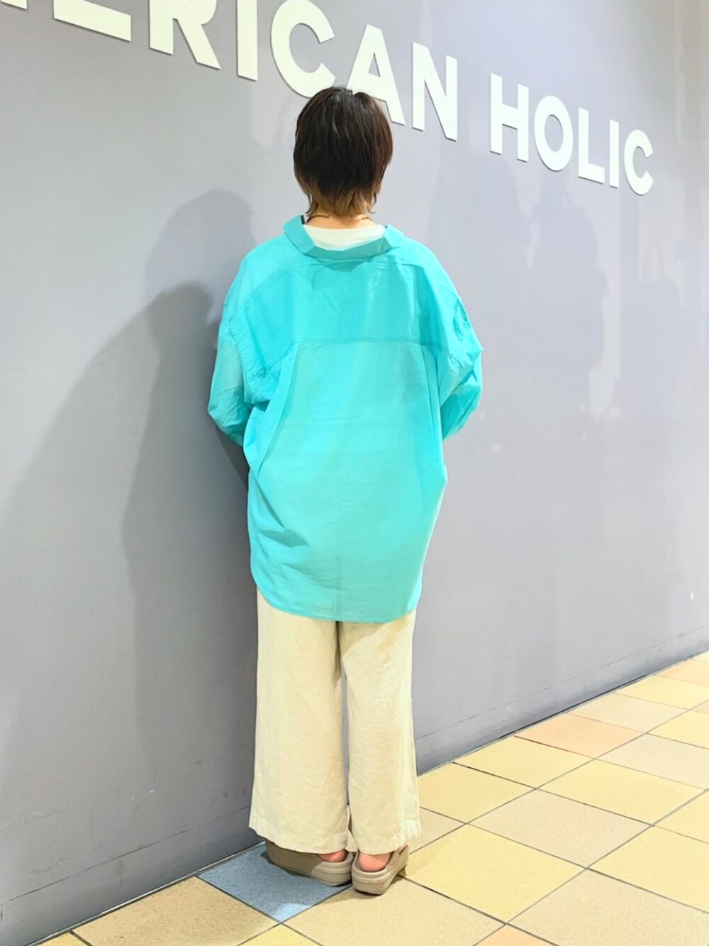 ベージュ系のその他パンツ、ホワイト系のTシャツ/カットソー、ブルー系のシャツ/ブラウスを着用したレディースの夏コーディネートの4枚目の写真