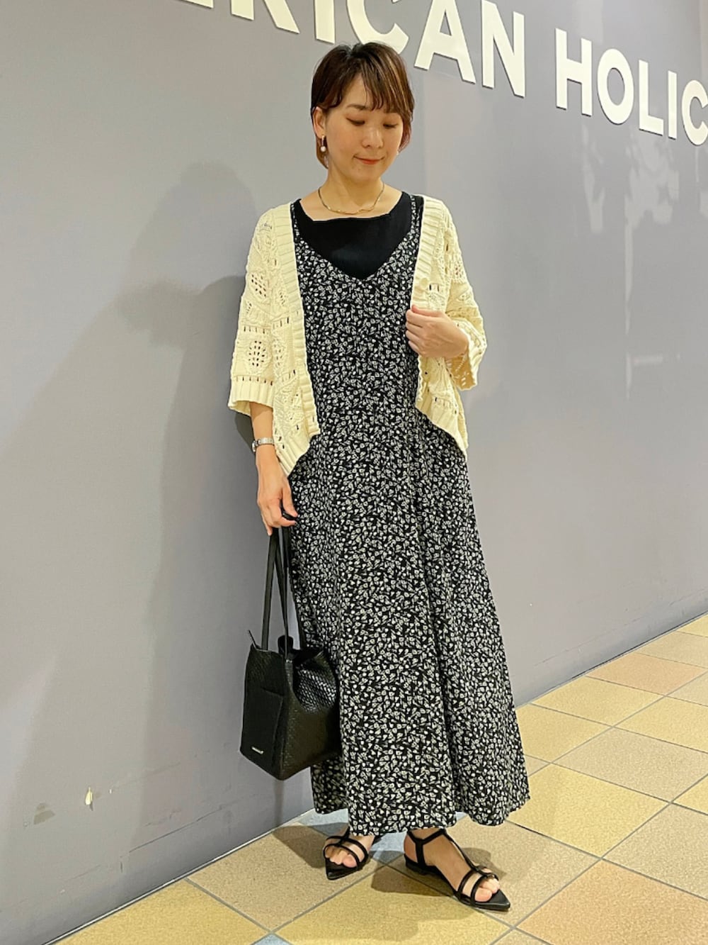 「カーディガンコーデ、レース柄、透かし編みカーディガン、羽織りスタイル、スクエアネック、キャミワンピース、キャミワンピコーデ、花柄ワンピ、初秋コーデ、晩夏コーデ、季節の変わり目、お出かけコーデ、大人カジュアルコーデ、アメリカンホリック、AMERICAN HOLIC」|「AMERICAN HOLICの2way型押しトートバッグ(トートバッグ、ブラック系)」を使った、ah.susuyuさん(骨格ストレート・レディース・158cm)の夏コーディネートの5枚目の写真