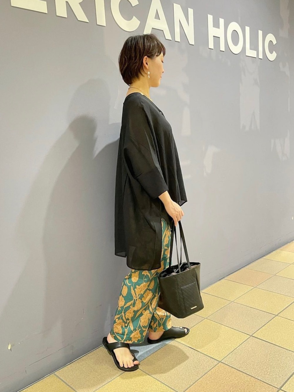 「シアーシャツ、シアーシャツコーデ、Vネックシャツ、柄パンツ、花柄パンツ、柄パンツコーデ、カジュアルコーデ、初夏コーデ、楽チンコーデ、リラックスパンツ、アメリカンホリック、AMERICAN HOLIC、トングサンダル、カジュアルスタイル」｜「AMERICAN HOLICの２way型押しトートバッグ（トートバッグ、ブラック系）」を使った、ah.susuyuさん（骨格ストレート・レディース・158cm）の春コーディネートの2枚目の写真