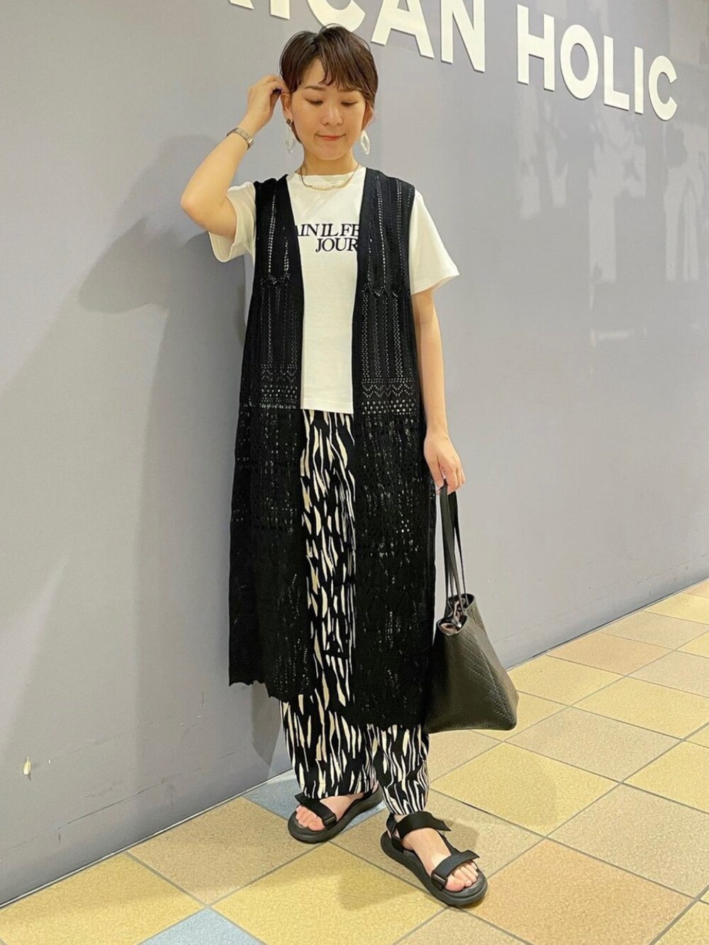 「ジレ、ニットジレ、ロングジレ、ロゴTシャツ、ロゴT、ロゴ刺繍、柄パンツ、柄パンツコーデ、モノトーンコーデ、モノトーンスタイル、大人カジュアルコーデ、晩夏コーデ、アメリカンホリック、AMERICAN HOLIC」|「AMERICAN HOLICの2way型押しトートバッグ(トートバッグ、ブラック系)」を使った、ah.susuyuさん(骨格ストレート・レディース・158cm)の夏コーディネートの5枚目の写真