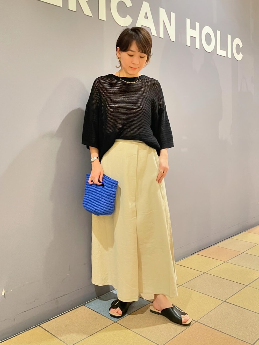 「メッシュニット、メッシュトップス、透かし編みニット、リネンスカート、リネン、夏スカート、初夏コーデ、モードカジュアル、大人カジュアルコーデ、アメリカンホリック、AMERICAN HOLIC、サンダルコーデ」|「AMERICAN HOLICのバックルサンダル(サンダル、ブラック系)」を使った、ah.susuyuさん(骨格ストレート・レディース・158cm)の春コーディネートの5枚目の写真