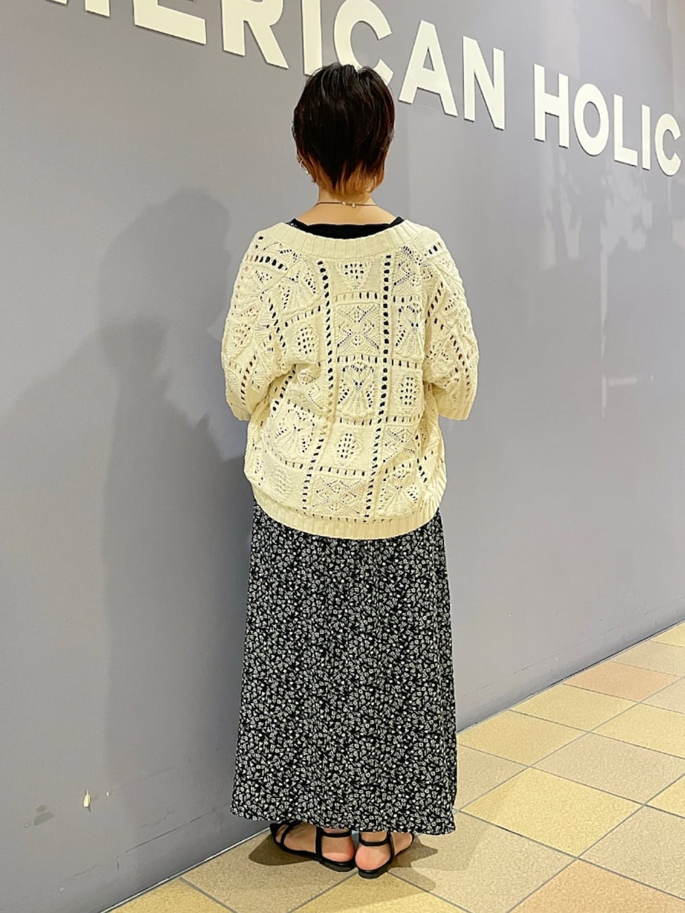 「カーディガンコーデ、レース柄、透かし編みカーディガン、羽織りスタイル、スクエアネック、キャミワンピース、キャミワンピコーデ、花柄ワンピ、初秋コーデ、晩夏コーデ、季節の変わり目、お出かけコーデ、大人カジュアルコーデ、アメリカンホリック、AMERICAN HOLIC」|「AMERICAN HOLICの2way型押しトートバッグ(トートバッグ、ブラック系)」を使った、ah.susuyuさん(骨格ストレート・レディース・158cm)の夏コーディネートの4枚目の写真