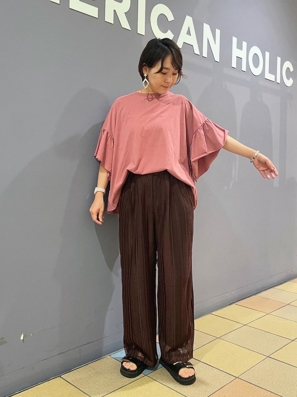 「レースパンツ、レースイージーパンツ、イージーパンツ、イージーパンツスタイル、レースボトムス、幾何学レース、アメリカンホリック、AMERICAN HOLIC、くすみカラー、フリルトップス、フリルトップス×パンツ、ブラウンパンツ、ピンク×ブラウン、大人カジュアルコーデ」｜「AMERICAN HOLICの幾何学レースイージーパンツ（その他パンツ、ブラウン系）」を使った、ah.susuyuさん（骨格ストレート・レディース・157cm）の夏コーディネートの2枚目の写真
