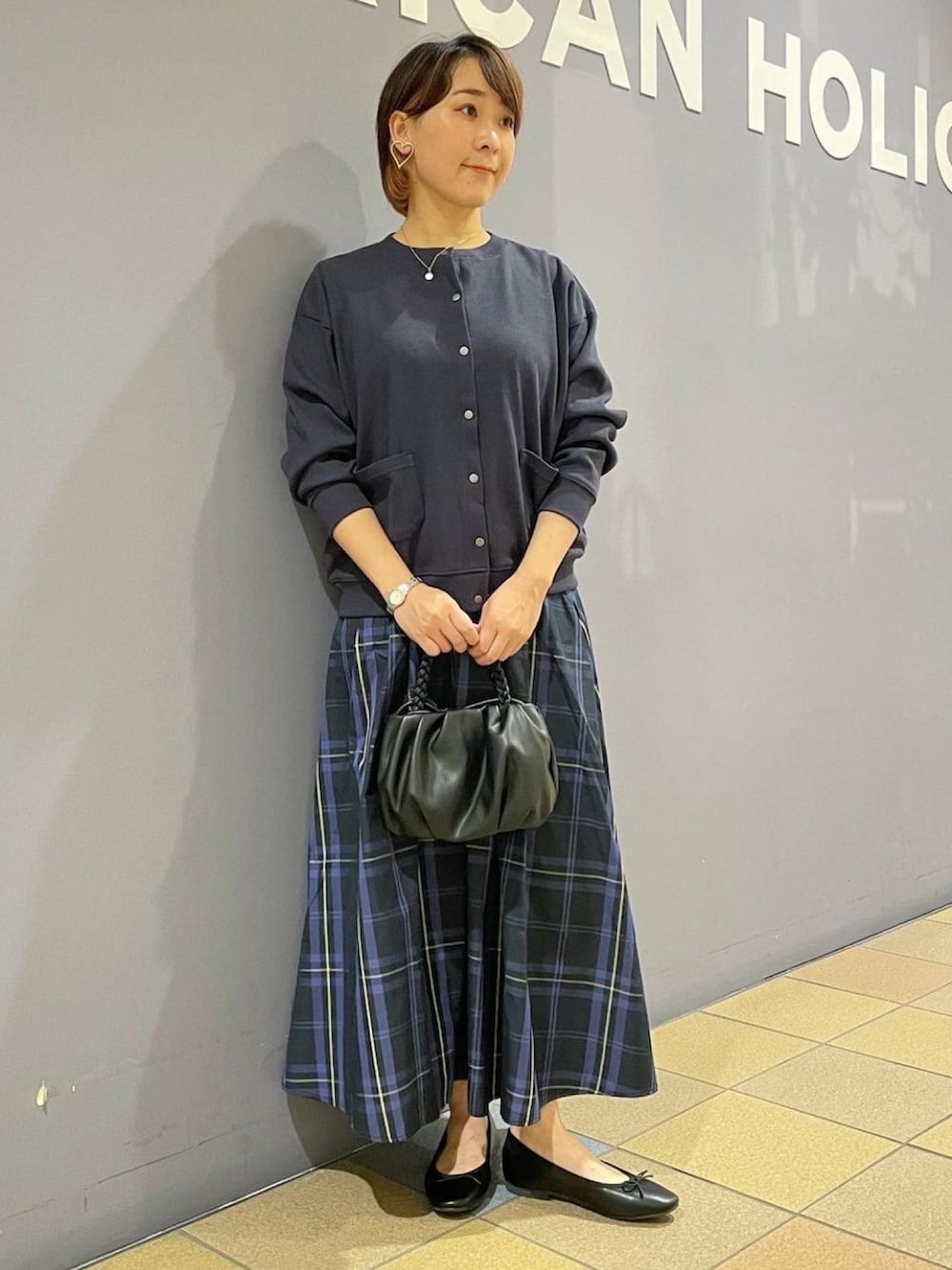 「カーディガンコーデ、カーディガン、秋服まるっと大公開、秋🍁コーデ、リバーシブルスカート、チェックスカート、チェック柄、チュールスカート、バレエパンプス、バレエシューズ、淡水パール、イニシャル(モチーフ)、アメリカンホリック、AMERICAN HOLIC」｜「AMERICAN HOLICのソフトバレエフラットシューズ（パンプス、ブラック系）」を使った、ah.susuyuさん（骨格ストレート・レディース・158cm）の秋コーディネートの2枚目の写真