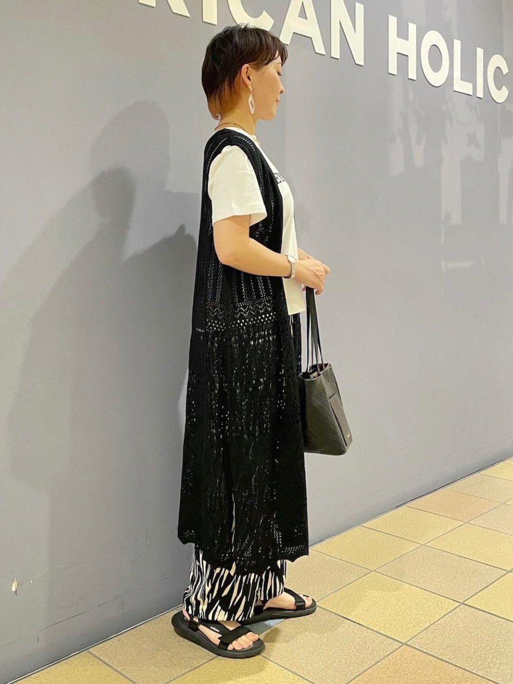 「ジレ、ニットジレ、ロングジレ、ロゴTシャツ、ロゴT、ロゴ刺繍、柄パンツ、柄パンツコーデ、モノトーンコーデ、モノトーンスタイル、大人カジュアルコーデ、晩夏コーデ、アメリカンホリック、AMERICAN HOLIC」|「AMERICAN HOLICの2way型押しトートバッグ(トートバッグ、ブラック系)」を使った、ah.susuyuさん(骨格ストレート・レディース・158cm)の夏コーディネートの3枚目の写真
