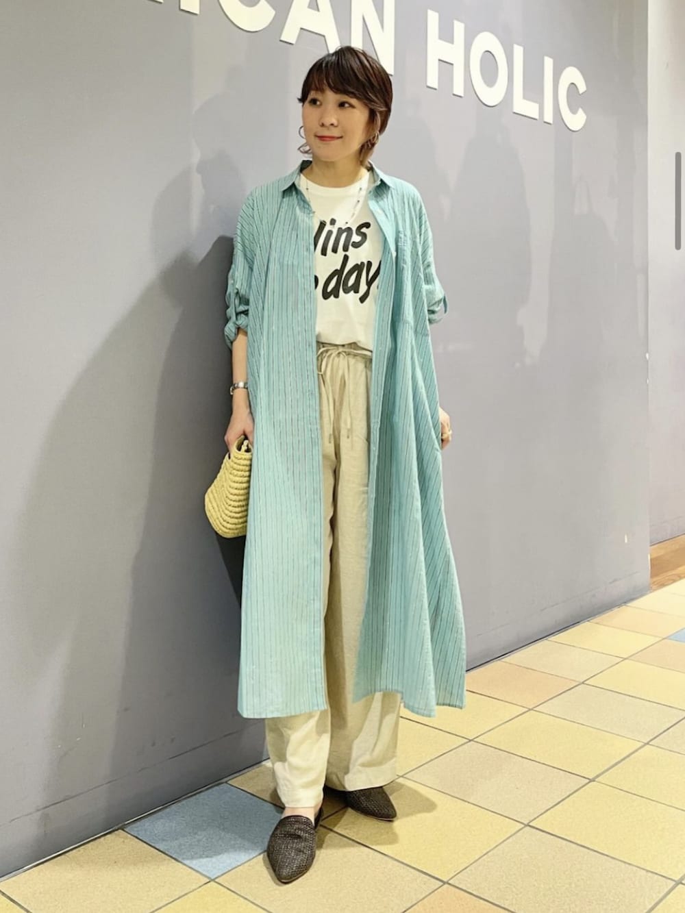 「シャツワンピース、シャツワンピを羽織る、シャツワンピ、ストライプワンピース、ロゴT、ロゴTシャツ、リネンパンツ、初夏コーデ、羽織りワンピース、さわやかコーデ、アメリカンホリック、AMERICAN HOLIC、グリーン×ベージュ」|「AMERICAN HOLICの接触冷感リネンブレンドワイドパンツ(その他パンツ、ベージュ系)」を使った、ah.susuyuさん(骨格ストレート・レディース・158cm)の春コーディネートの2枚目の写真