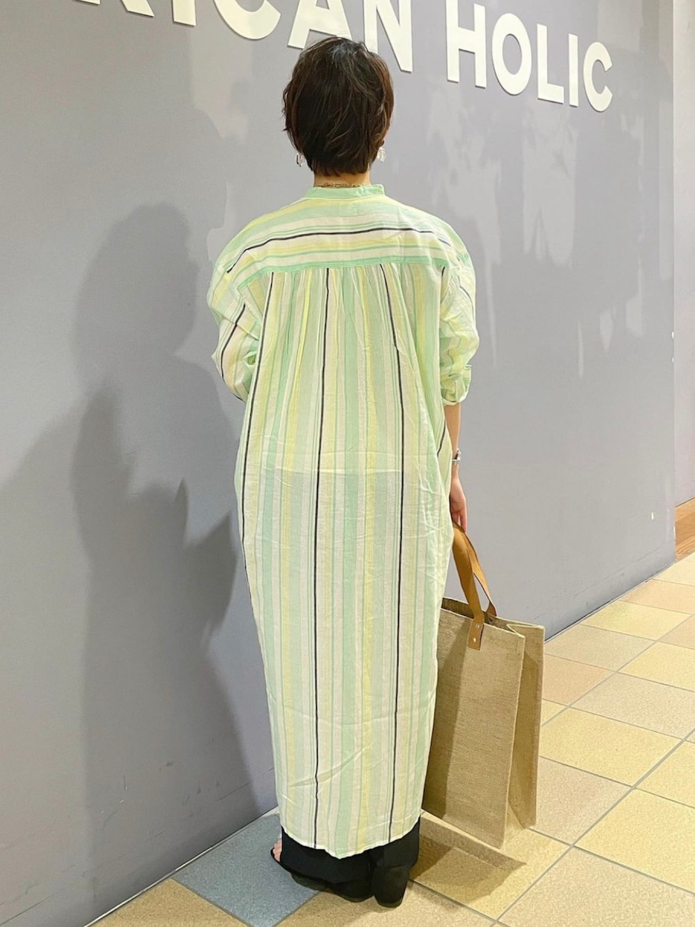 「シャツワンピース、シャツワンピ、ストライプシャツワンピ、ストライプシャツ、レイヤード、ワイドパンツコーデ、接触冷感パンツ、サンダルコーデ、ジュートバッグ、春夏コーデ、グリーンストライプ、アメリカンホリック、AMERICAN HOLIC、アメホリ、カジュアルスタイル」|「AMERICAN HOLICのオープントゥセパレートサンダル(サンダル、ブラック系)」を使った、ah.susuyuさん(骨格ストレート・レディース・158cm)の春コーディネートの4枚目の写真