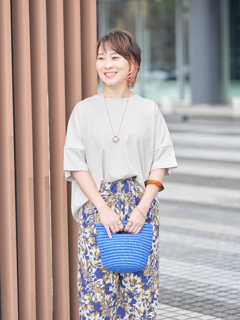 「コクーントップス、コクーンシルエット、Tシャツ、体型カバーコーデ、体型カバー、柄パンツ、柄パンツコーデ、ブルーコーデ、ブルートーン、夏コーデ、初夏コーデ、初夏コーディネート、ペーパーバッグ、カジュアルスタイル、アメリカンホリック」|「AMERICAN HOLICのリングモチーフネックレス(ネックレス、ゴールド系)」を使った、ah.susuyuさん(骨格ストレート・レディース・158cm)の春コーディネートの4枚目の写真