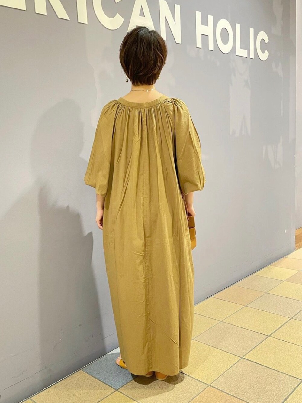「柄パンツコーデ、柄パンツ、花柄パンツ、レイヤードコーデ、スキッパーワンピース、ワンピーススタイル、リゾートスタイル、ゆるコーデ、リラックスパンツ、リラックスコーデ、大人カジュアルコーデ、アメリカンホリック、サンダルコーデ、初夏コーデ、シアーワンピース」|「AMERICAN HOLICのオープントゥセパレートサンダル(型押し)(サンダル、イエロー系)」を使った、ah.susuyuさん(骨格ストレート・レディース・158cm)の春コーディネートの5枚目の写真