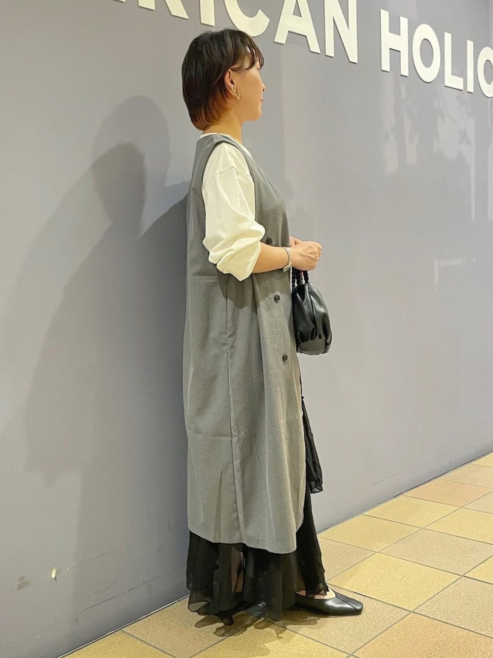 「ジレスタイル、ジレ、ジレコーデ、ロングジレ、ベストコーデ、プリントT、フォトプリント、長袖カットソー、ティアードスカート、ティアードスカートコーデ、フリルスカート、パンプスコーデ、パンプス 黒、アメリカンホリック、AMERICAN HOLIC」|「AMERICAN HOLICの編み込みハンドルミニショルダーBAG(ショルダーバッグ、ブラック系)」を使った、ah.susuyuさん(骨格ストレート・レディース・158cm)の秋コーディネートの3枚目の写真