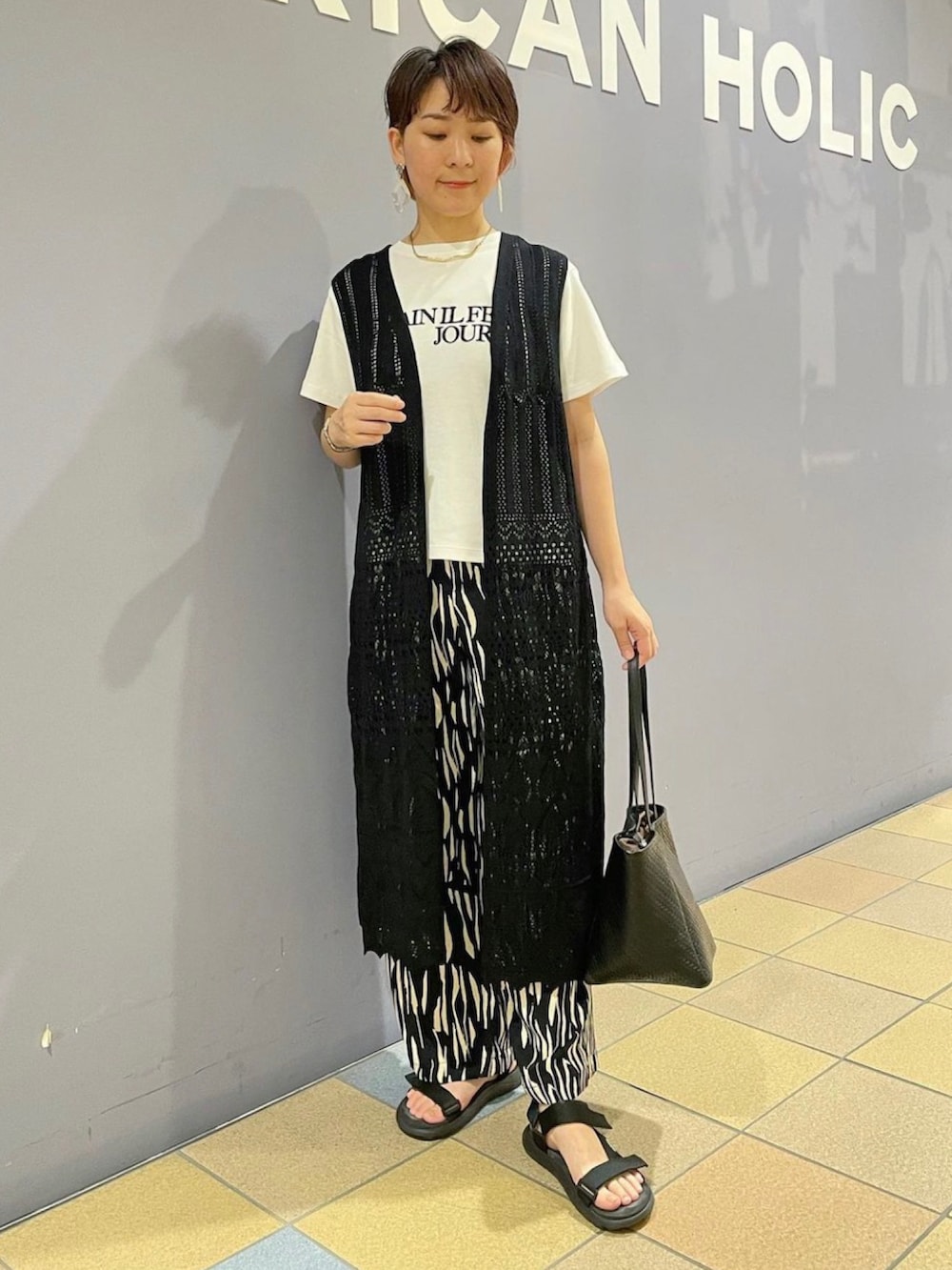 「ジレ、ニットジレ、ロングジレ、ロゴTシャツ、ロゴT、ロゴ刺繍、柄パンツ、柄パンツコーデ、モノトーンコーデ、モノトーンスタイル、大人カジュアルコーデ、晩夏コーデ、アメリカンホリック、AMERICAN HOLIC」|「AMERICAN HOLICの2way型押しトートバッグ(トートバッグ、ブラック系)」を使った、ah.susuyuさん(骨格ストレート・レディース・158cm)の夏コーディネートの2枚目の写真