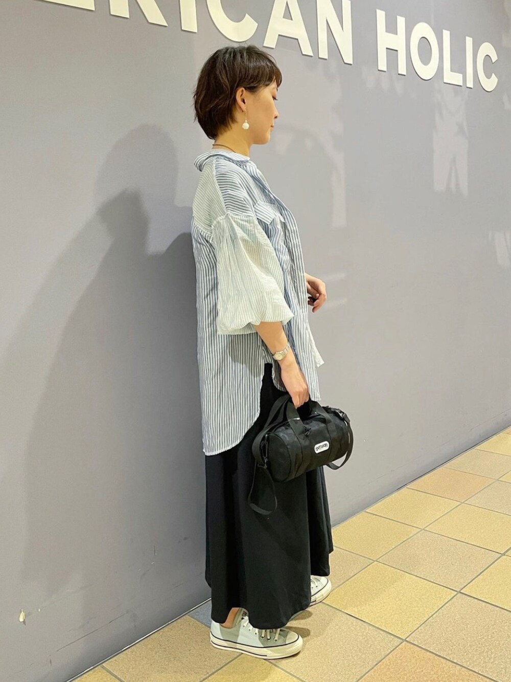 「ワンピース×スニーカー、ワンピースコーデ、ワンピース×シャツ、リゾートワンピース、シャツコーデ、ストライプシャツ、シアーシャツ、シアーシャツコーデ、スニーカースタイル、街歩き、カジュアルコーデ、フレアワンピース、綿100％、アメリカンホリック、AMERICAN HOLIC」｜「AMERICAN HOLICの切り替え半袖カットフレアワンピース（ワンピース、ブラック系）」を使った、ah.susuyuさん（骨格ストレート・レディース・158cm）の春コーディネートの3枚目の写真