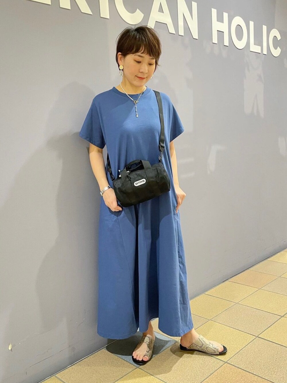 「ワンヒース、ワンピースコーデ、フレアワンピース、リゾートコーデ、リゾートワンピ、初夏コーデ、ドラムバッグ、トングサンダル、パイソン柄、パイソン柄サンダル、綿100％、リラックスコーデ、リラックスカジュアル、オトナカジュアルスタイル、アメリカンホリック」｜「AMERICAN HOLICのトングサンダル(Python)（サンダル、その他）」を使った、ah.susuyuさん（骨格ストレート・レディース・158cm）の春コーディネートの4枚目の写真