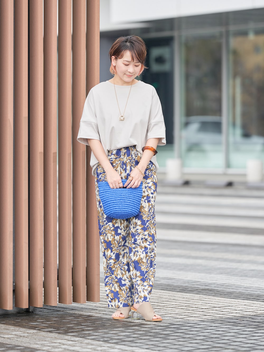 「コクーントップス、コクーンシルエット、Tシャツ、体型カバーコーデ、体型カバー、柄パンツ、柄パンツコーデ、ブルーコーデ、ブルートーン、夏コーデ、初夏コーデ、初夏コーディネート、ペーパーバッグ、カジュアルスタイル、アメリカンホリック」|「AMERICAN HOLICのリングモチーフネックレス(ネックレス、ゴールド系)」を使った、ah.susuyuさん(骨格ストレート・レディース・158cm)の春コーディネートの2枚目の写真