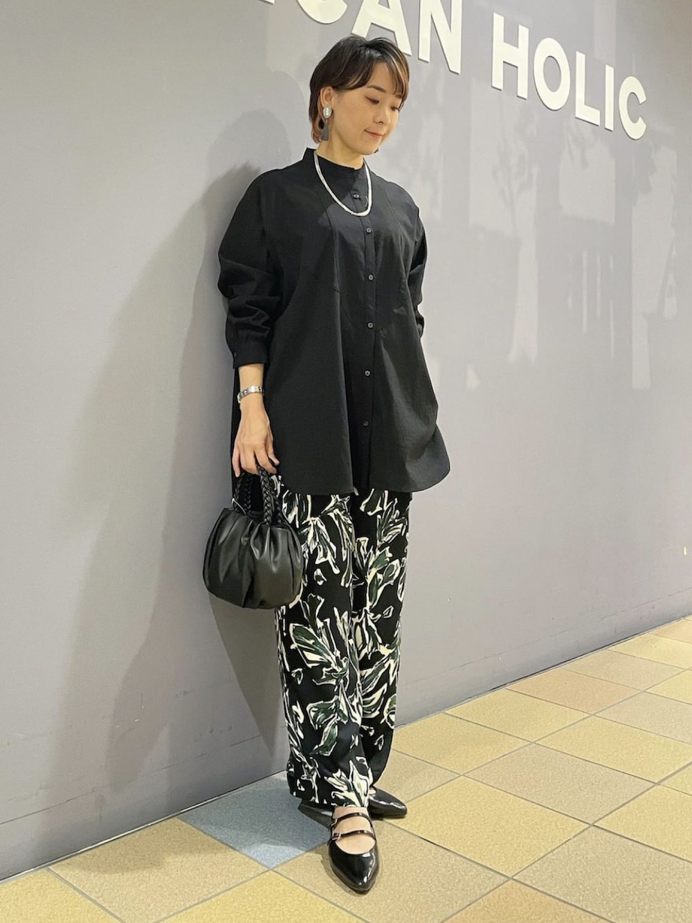 「秋服まるっと大公開、秋🍁コーデ、チュニックシャツ、チュニック、ヨーク切替、バンドカラー、柄パンツ、柄パンツコーデ、ブラックコーデ、大人カジュアルコーデ、メリージェーンパンプス、シルバーネックレス、アメリカンホリック、AMERICAN HOLIC」｜「AMERICAN HOLICのメリージェーンフラットシューズ（パンプス、ブラック系）」を使った、ah.susuyuさん（骨格ストレート・レディース・158cm）の秋コーディネートの5枚目の写真