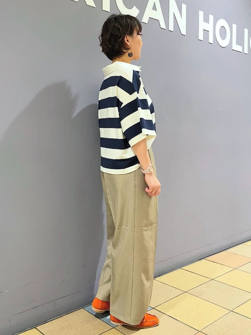「ラガーシャツ、ラガーポロシャツ、アメリカンホリック、AMERICAN HOLIC、カジュアルコーデ、大人カジュアルコーデ、タックワイドパンツ、タックパンツ、チノパン、ベージュパンツ、ローファーコーデ、差し色コーデ、差し色(オレンジ)、ボーダートップス、おとなカジュアル」｜「AMERICAN HOLICのタックワイドパンツ（スラックス、ベージュ系）」を使った、ah.susuyuさん（骨格ストレート・レディース・157cm）の夏コーディネートの3枚目の写真