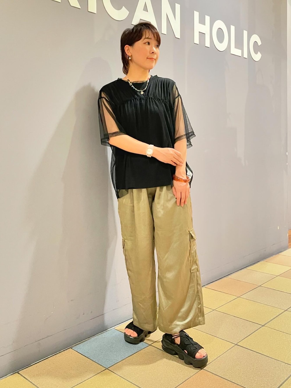「アメリカンホリック、メッシュトップス、チュールトップス、チュール、サテンパンツ、サテン、艶感、透け感トップス、透け感、ロゴトップス、大人カジュアル、AMERICAN HOLIC、ベイカーパンツ、こなれ感」｜「AMERICAN HOLICのサテンベイカーパンツ（その他パンツ、グリーン系）」を使った、ah.susuyuさん（骨格ストレート・レディース・158cm）の夏コーディネートの2枚目の写真
