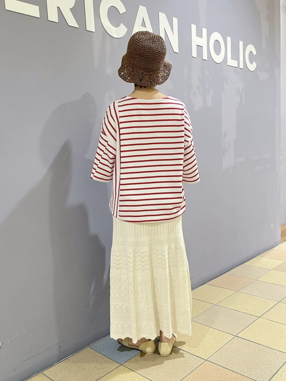 「ボーダーTシャツ、ボーダートップス、マリンルック、透かし編みニットスカート、クロシェハット、サンダルコーデ、初夏コーデ、カジュアルガーリー、大人かわいい、フェミニンコーデ、スカートコーデ、アメリカンホリック、AMERICAN HOLIC」|「AMERICAN HOLICの2Wayロゴキャンバスショルダーバッグ(ショルダーバッグ、ベージュ系)」を使った、ah.susuyuさん(骨格ストレート・レディース・158cm)の春コーディネートの4枚目の写真