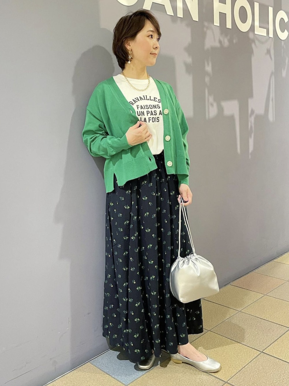 「休日コーデ、晴れの日コーデ、春夏コーデ、春カラースタイル、グリーンコーデ、グリーンカーディガン、カーディガンコーデ、カーディガン肩かけ、ロゴTシャツ、フレアスカート、小花柄スカート、巾着バッグ、カジュアルコーデ、オトナ女子、シルバーパンプス」|「AMERICAN HOLICのアソートロゴカット半袖プルオーバー(Tシャツ/カットソー、ホワイト系)」を使った、ah.susuyuさん(骨格ストレート・レディース・158cm)の春コーディネートの2枚目の写真