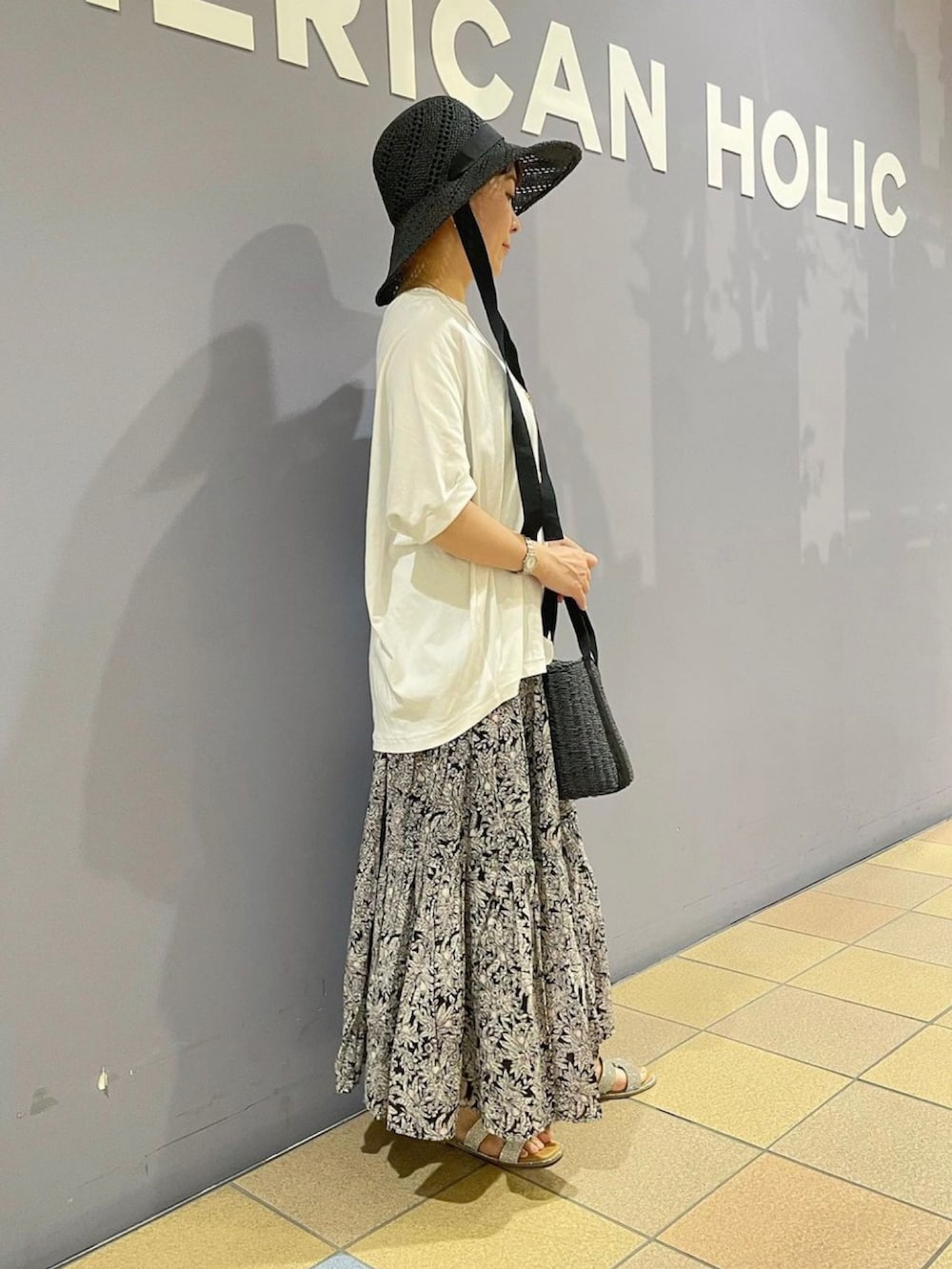 「花柄スカート、柄スカート、インドコットンスカート、コットンボイルフレアスカート、ドルマンスリーブ、ドルマンTシャツ、モノトーンスタイル、ペーパーハット、帽子コーデ、夏コーディネート、キレイめカジュアル、アメリカンホリック、AMERICAN HOLIC」|「AMERICAN HOLICのカゴBAG(ハンドバッグ、ブラック系)」を使った、ah.susuyuさん(骨格ストレート・レディース・158cm)の夏コーディネートの3枚目の写真