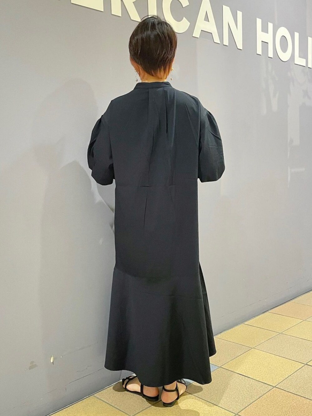 ブラック系のエコバッグ/サブバッグ、ブラック系のワンピースを着用したレディースの夏コーディネートの4枚目の写真