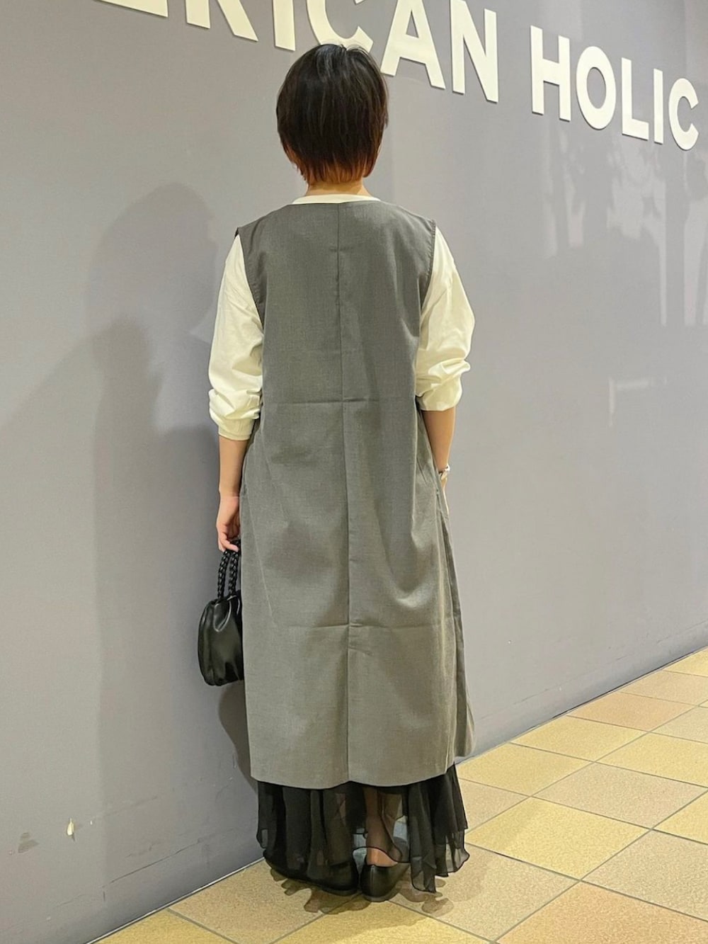 「ジレスタイル、ジレ、ジレコーデ、ロングジレ、ベストコーデ、プリントT、フォトプリント、長袖カットソー、ティアードスカート、ティアードスカートコーデ、フリルスカート、パンプスコーデ、パンプス 黒、アメリカンホリック、AMERICAN HOLIC」|「AMERICAN HOLICの編み込みハンドルミニショルダーBAG(ショルダーバッグ、ブラック系)」を使った、ah.susuyuさん(骨格ストレート・レディース・158cm)の秋コーディネートの4枚目の写真