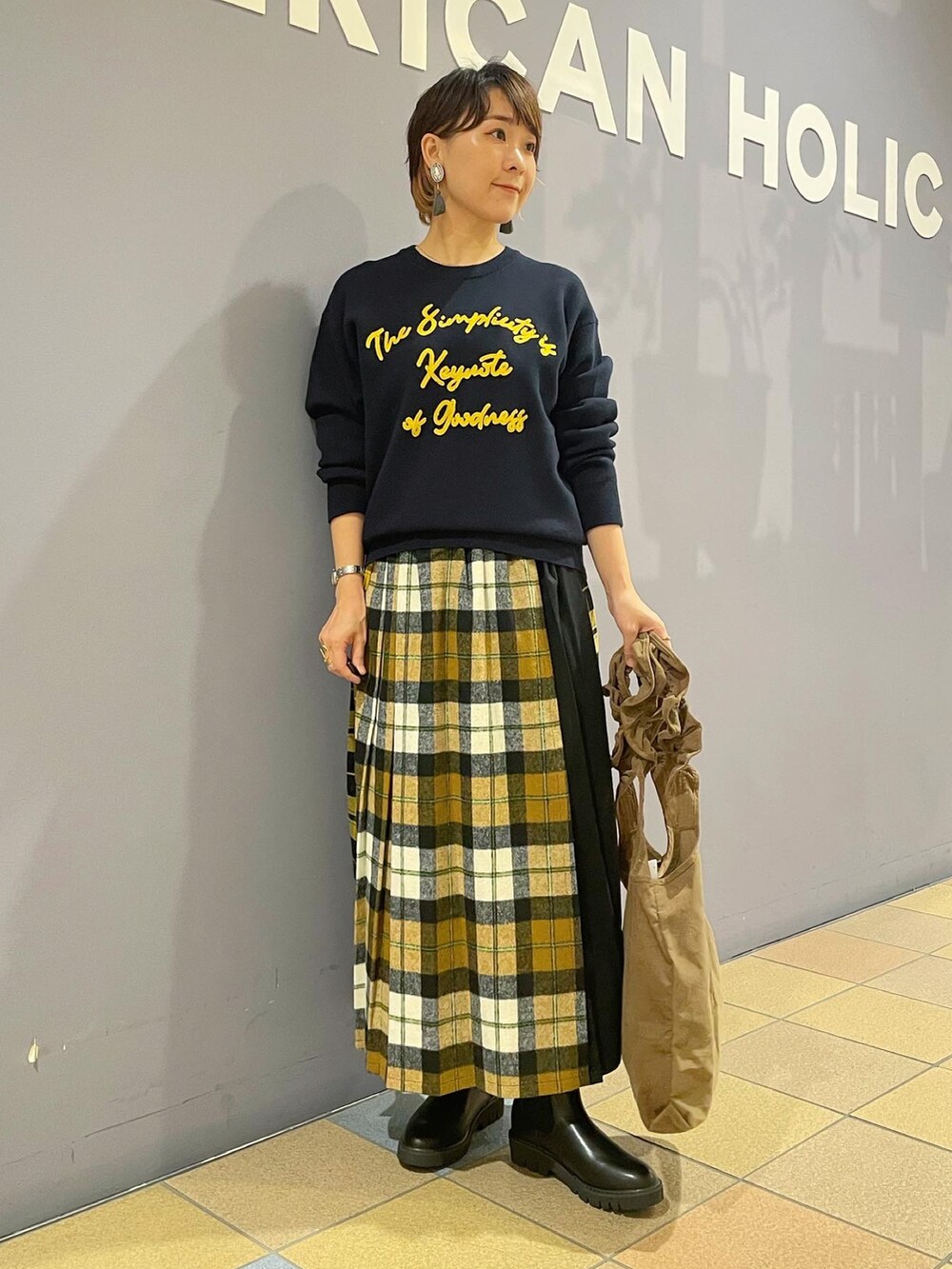 「秋服まるっと大公開、秋冬新作、秋🍁コーデ、ネイビー×イエロー、プリーツスカート、チェック柄スカート、チェックスカート、ロゴ刺繍、ロゴトップス、ロゴニット、高見えコーデ、サイドゴアブーツ、チェルシーブーツ、フリルバッグ、アメリカンホリック」|「AMERICAN HOLICのアソートチェックプリーツスカート(スカート、イエロー系)」を使った、ah.susuyuさん(骨格ストレート・レディース・158cm)の秋コーディネートの4枚目の写真