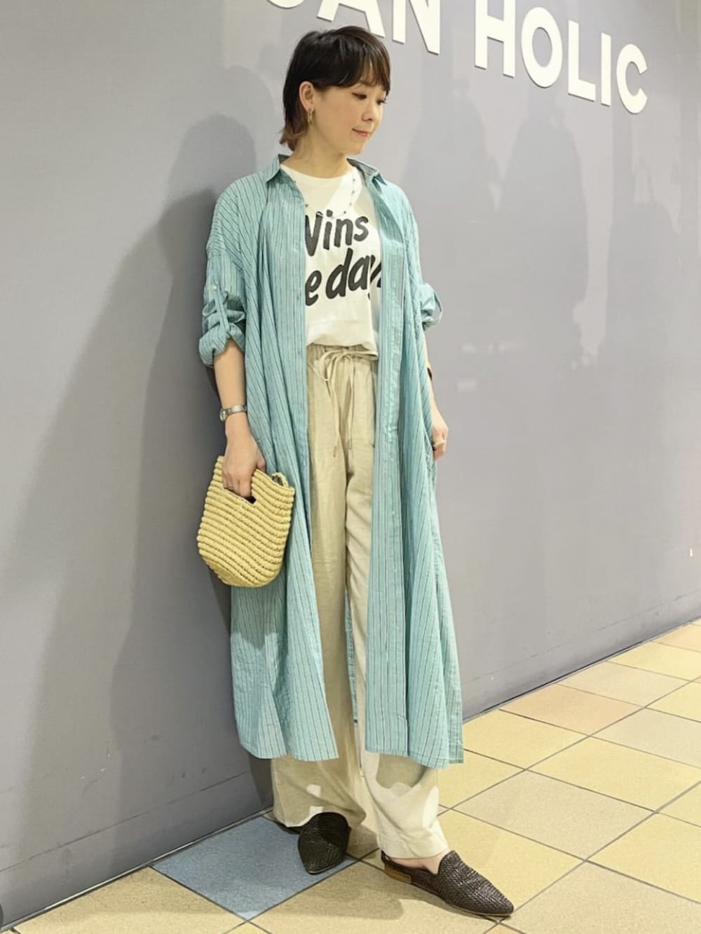 「シャツワンピース、シャツワンピを羽織る、シャツワンピ、ストライプワンピース、ロゴT、ロゴTシャツ、リネンパンツ、初夏コーデ、羽織りワンピース、さわやかコーデ、アメリカンホリック、AMERICAN HOLIC、グリーン×ベージュ」|「AMERICAN HOLICの接触冷感リネンブレンドワイドパンツ(その他パンツ、ベージュ系)」を使った、ah.susuyuさん(骨格ストレート・レディース・158cm)の春コーディネートの5枚目の写真