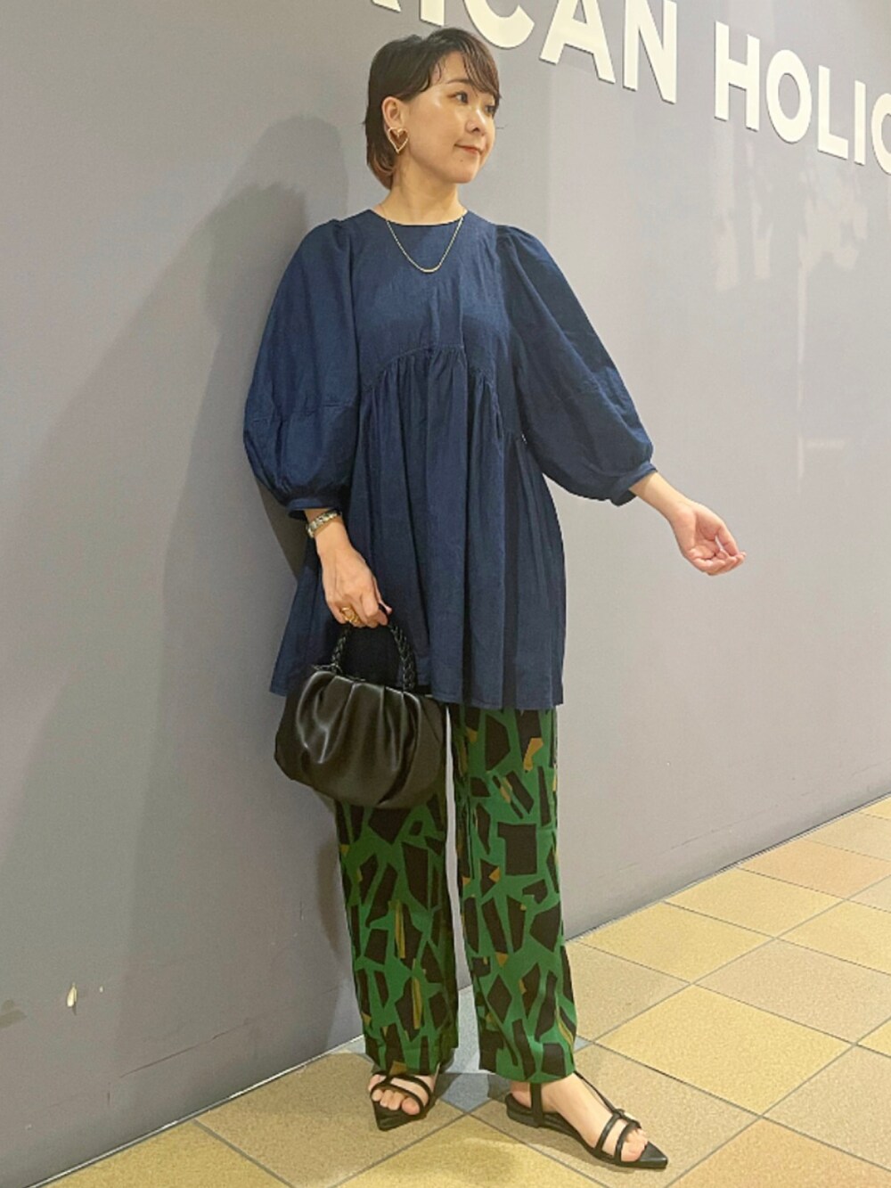 「ティアードチュニック、ティアードブラウス、デニムティアード、チュニックコーデ、柄パンツ、柄パンツコーデ、幾何学柄、フェミニン×カジュアル、デニムチュニック、ストレートパンツ、秋色、晩夏コーデ、アメリカンホリック、AMERICAN HOLIC」｜「AMERICAN HOLICの編み込みハンドルミニショルダーBAG（ショルダーバッグ、ブラック系）」を使った、ah.susuyuさん（骨格ストレート・レディース・158cm）の秋コーディネートの2枚目の写真