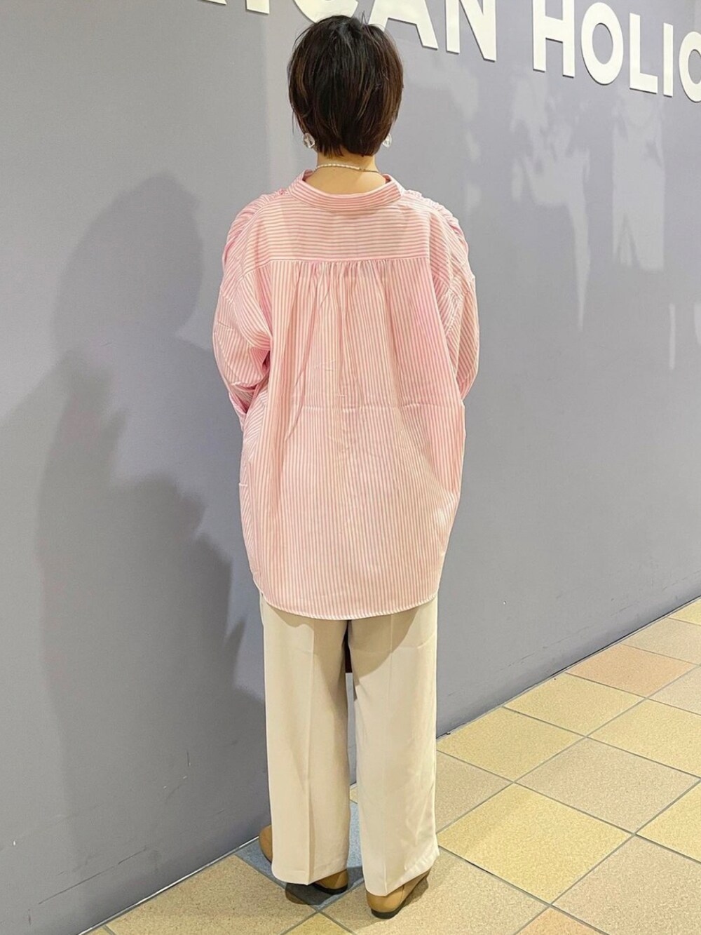 「春夏コーデ、シャツコーデ、ストライプシャツ、ワイドパンツコーデ、接触冷感パンツ、オフィスカジュアルスタイル、オトナカジュアル、センタープレスパンツ、ローファーコーデ、抜き襟、サングラス、サングラスコーデ、キレイめカジュアル、ハンサムコーデ、アメリカンホリック」|「AMERICAN HOLICの2way型押しトートバッグ(トートバッグ、ブラウン系)」を使った、ah.susuyuさん(骨格ストレート・レディース・158cm)の春コーディネートの3枚目の写真
