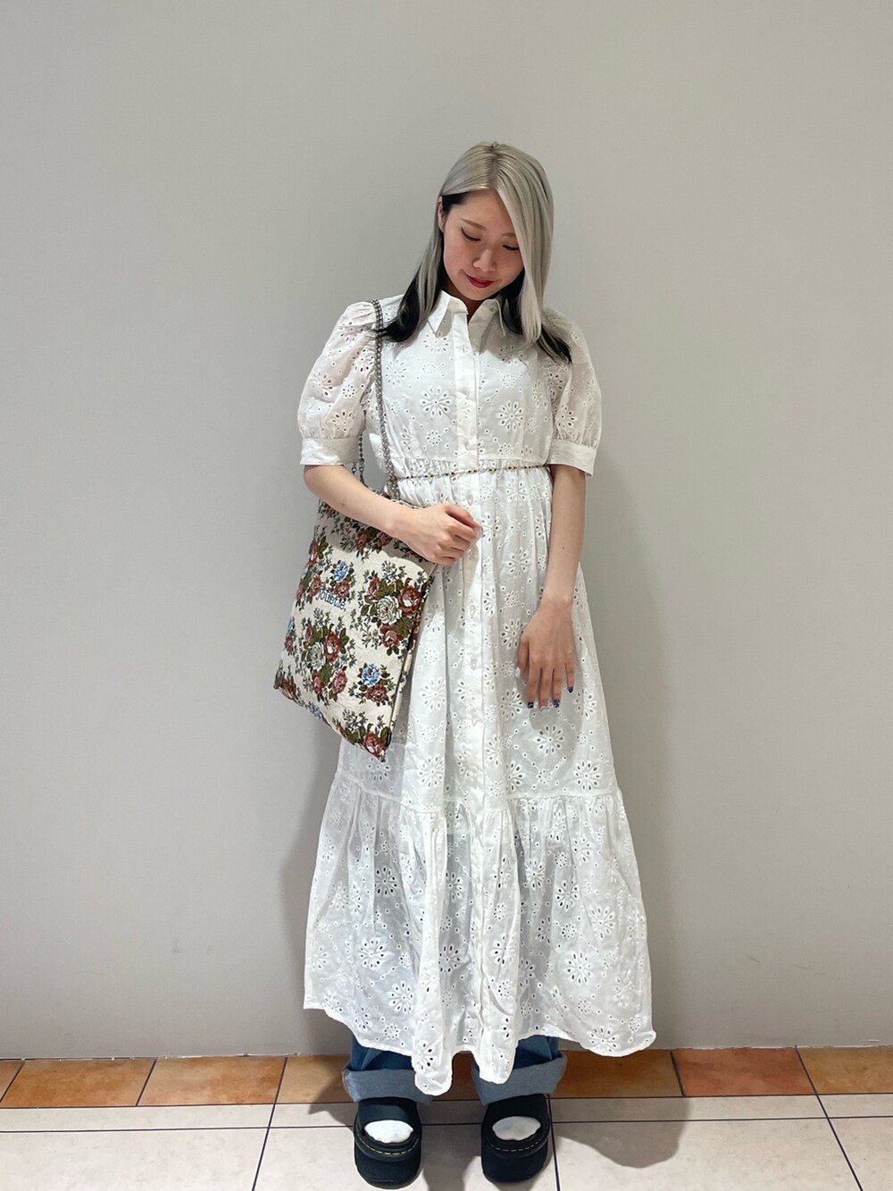 ホワイト系のワンピース、ブルー系のカーゴパンツ、その他のハンドバッグを着用したレディースの夏コーディネートの3枚目の写真