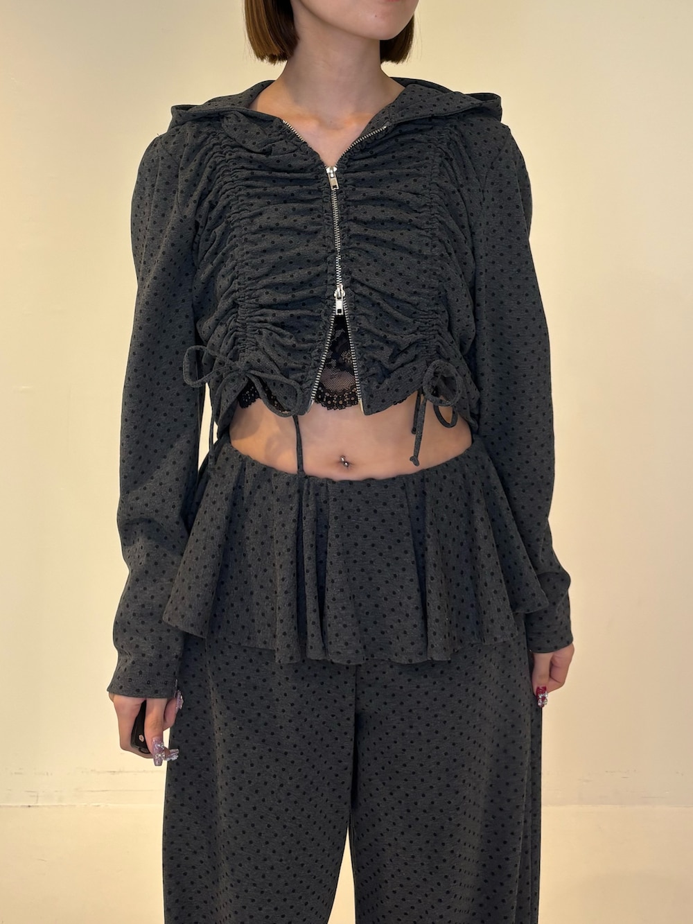 グレー系のスウェットパンツ、ブラック系のパーカー、ブラック系のローファーを着用したレディースの冬コーディネートの6枚目の写真