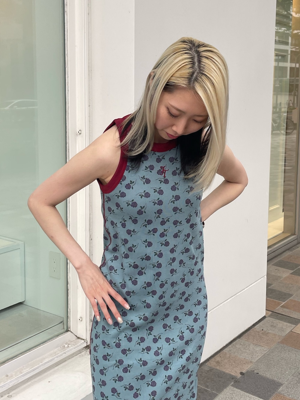 ブルー系のワンピース、パープル系のサンダル、レッド系のサングラスを着用したレディースの夏コーディネートの7枚目の写真